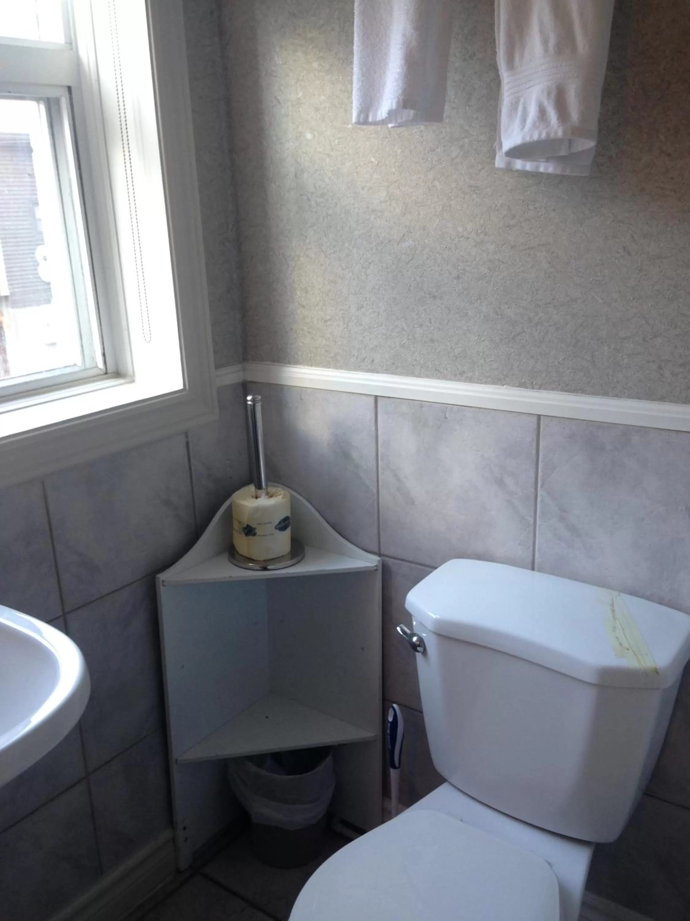 Bathroom in The Rex Hotel Jazz & Blues Bar