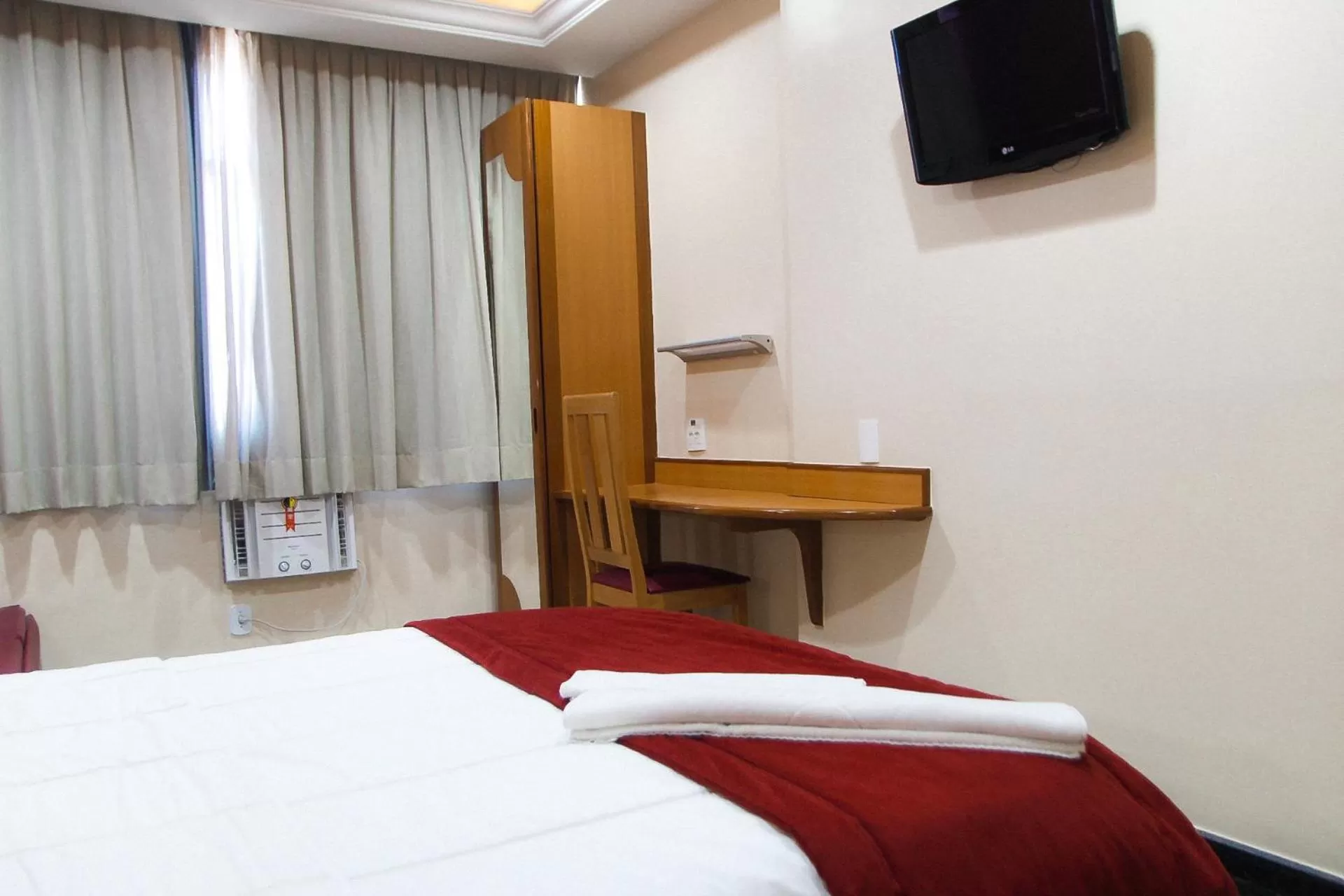 Bedroom, Bed in Capri Hotel