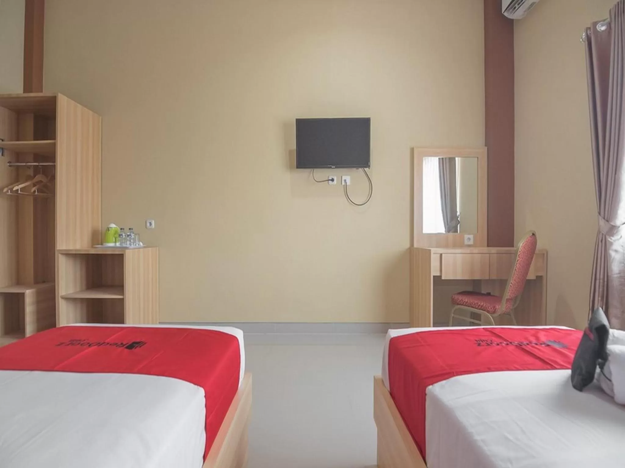 Bedroom, Bed in RedDoorz near Islamic Center Samarinda