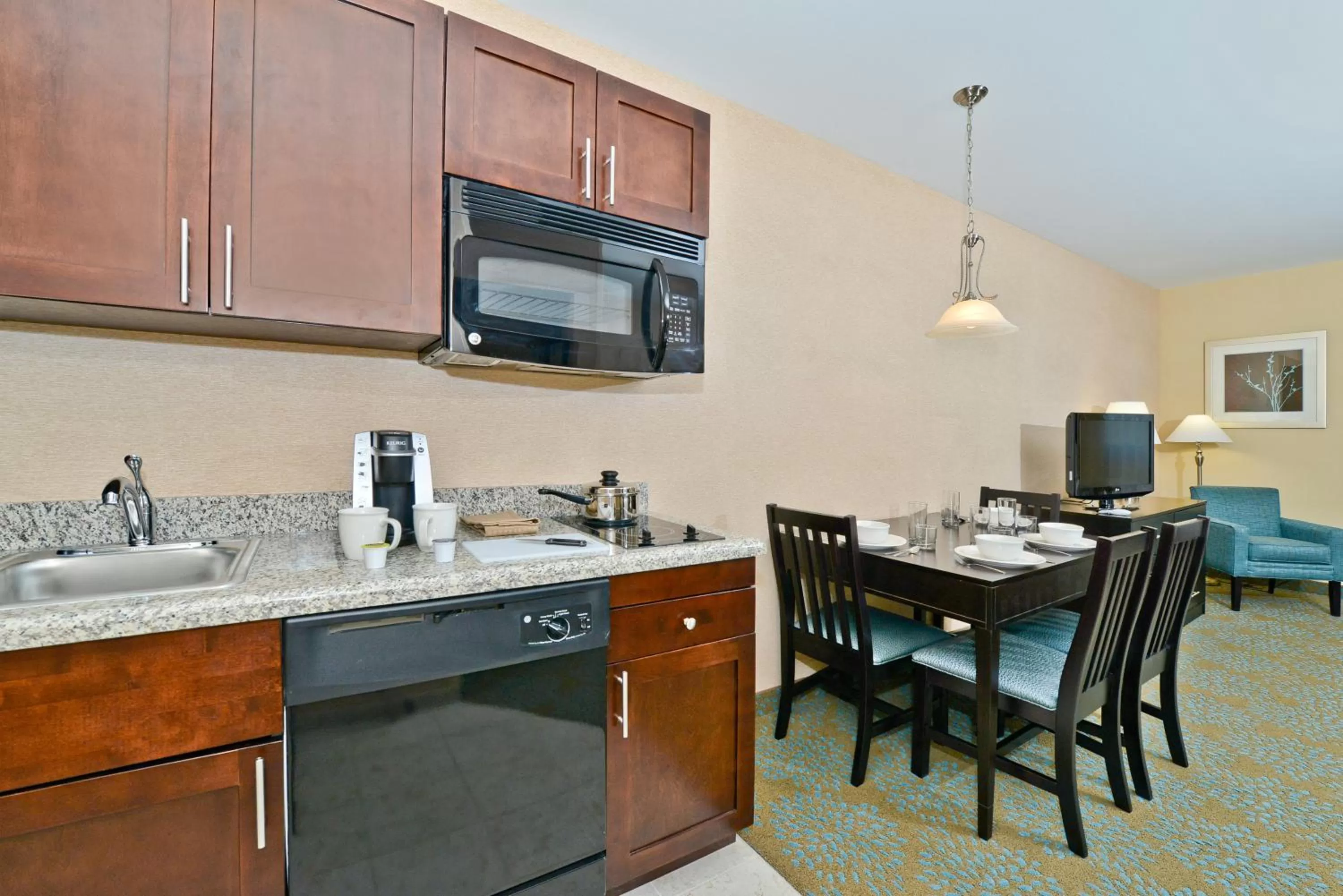 Kitchen or kitchenette in Suburban Studios Quantico