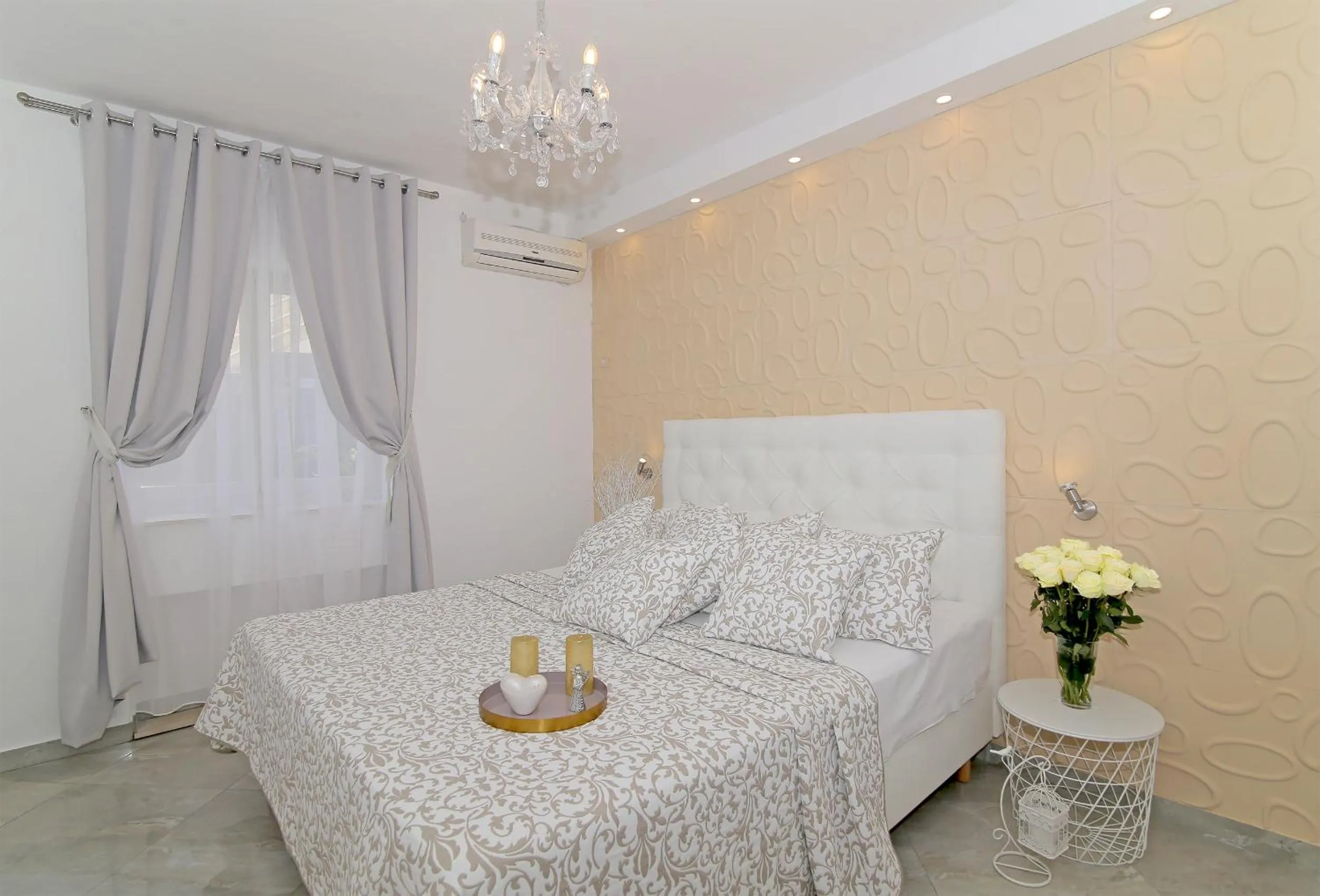 Deluxe One-Bedroom Apartment with Terrace in Villa Antea Apartments with Free Parking