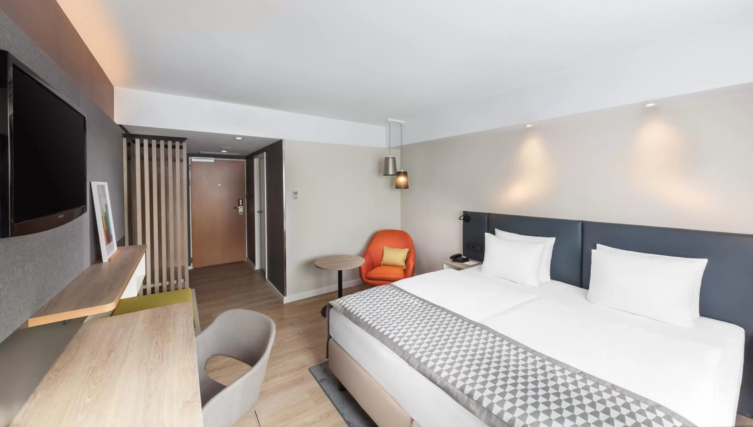 Photo of the whole room, Bed in Holiday Inn Munich City Centre by IHG