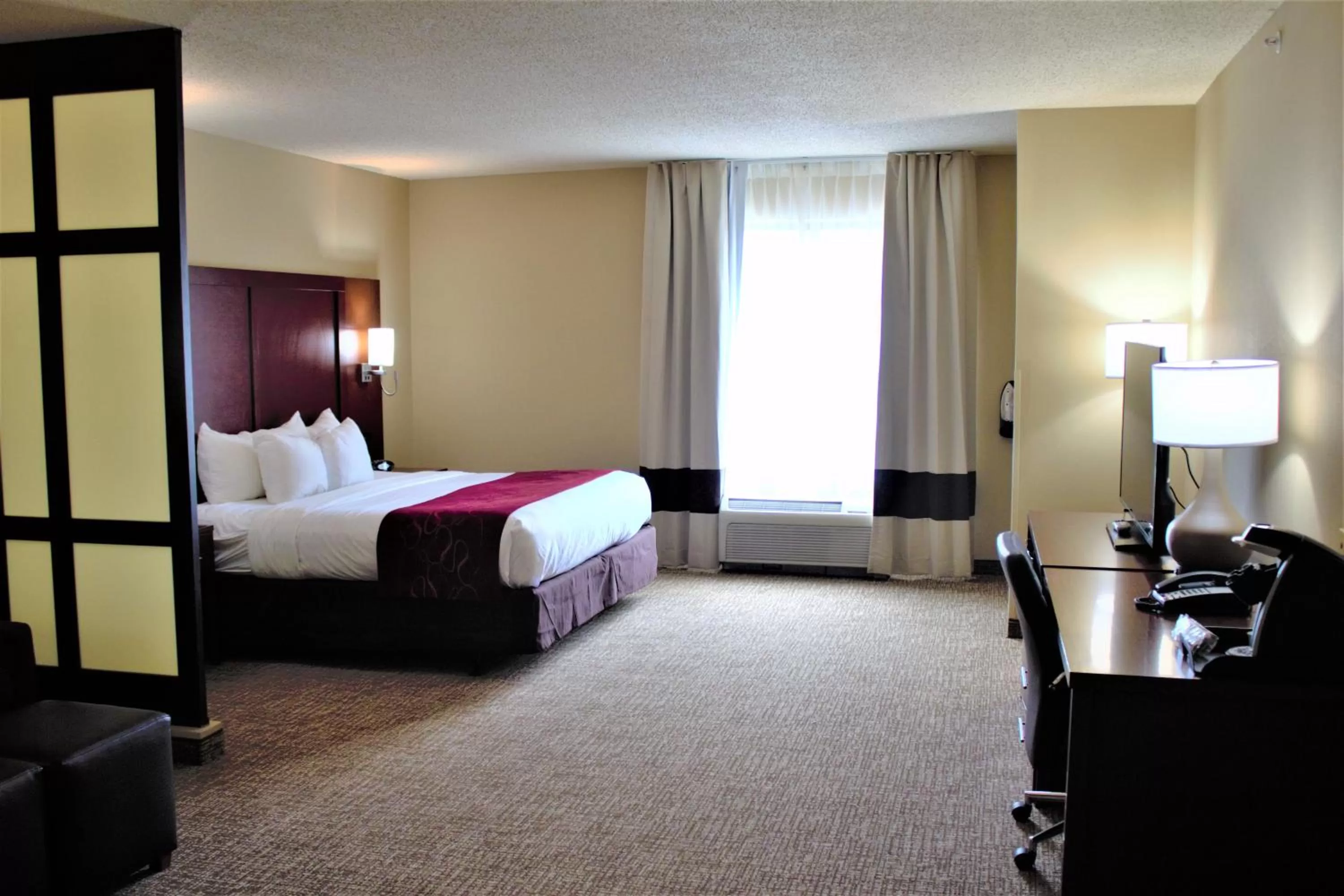 Bedroom, Bed in Comfort Suites Huntersville near Lake Norman