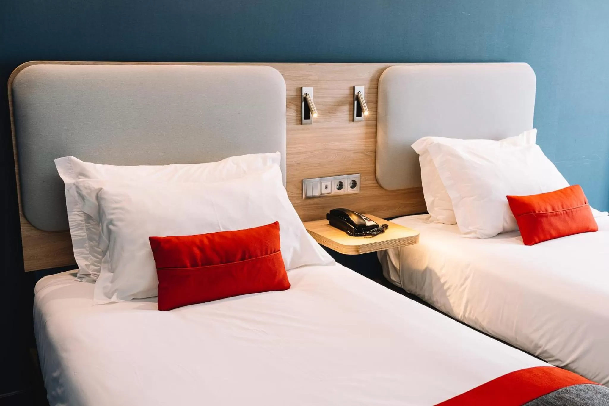 Photo of the whole room, Bed in Holiday Inn Express Porto City Centre by IHG