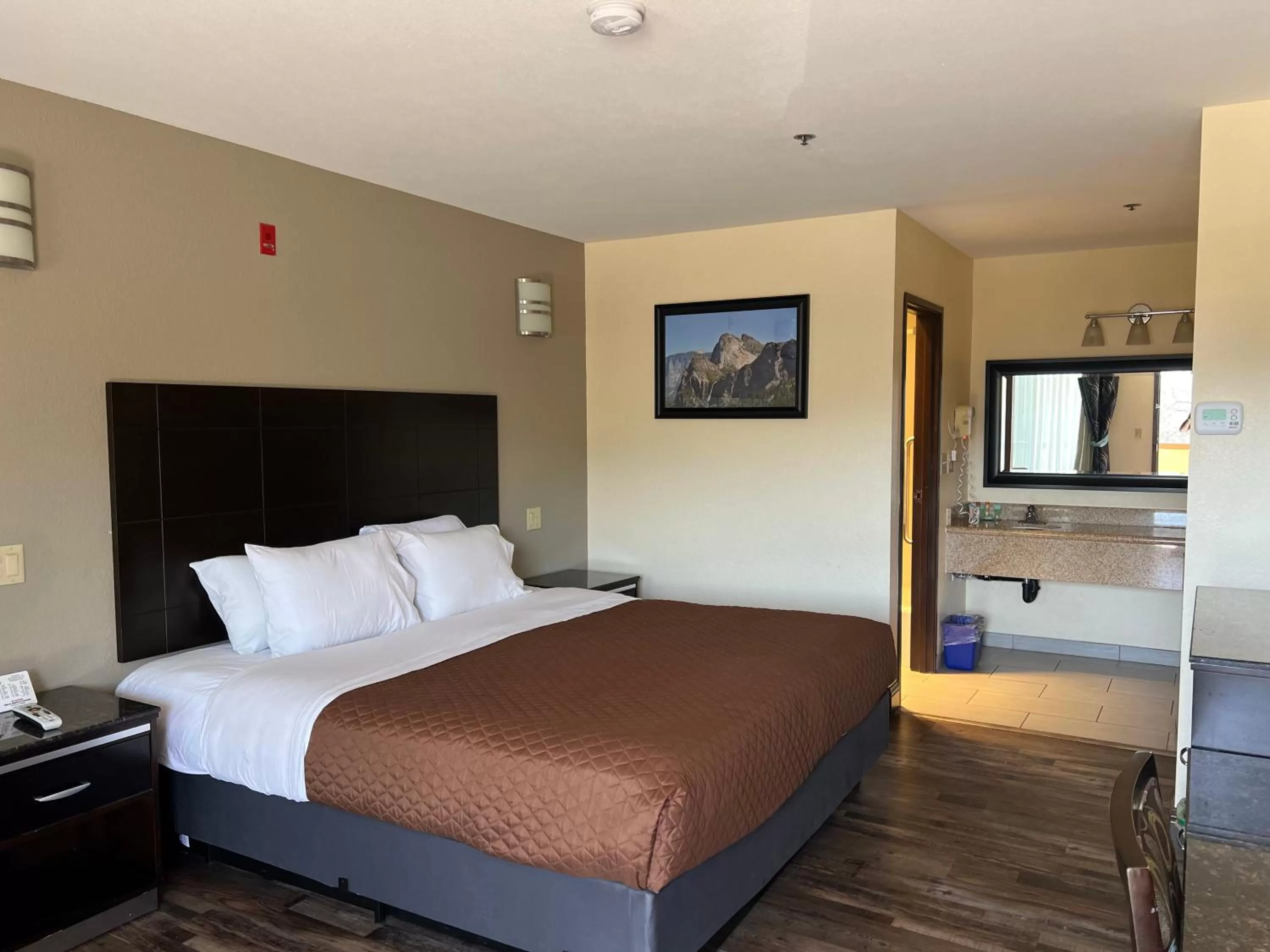 Photo of the whole room, Bed in Yosemite Sierra Inn