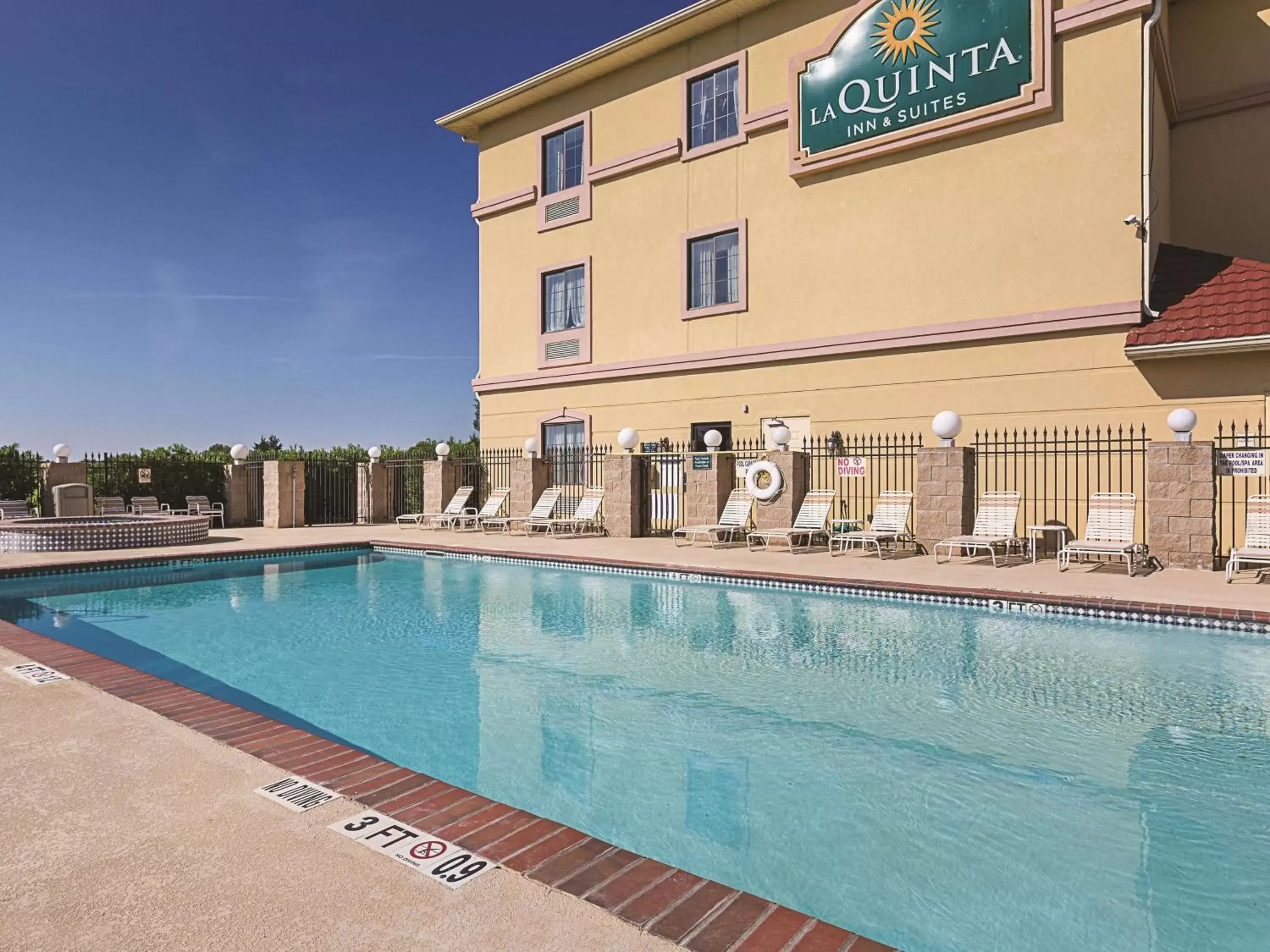 Deluxe Executive King Suite - Non-Smoking in La Quinta by Wyndham Alvarado Deluxe Executive King Suite - Non-Smoking in La Quinta by Wyndham Alvarado