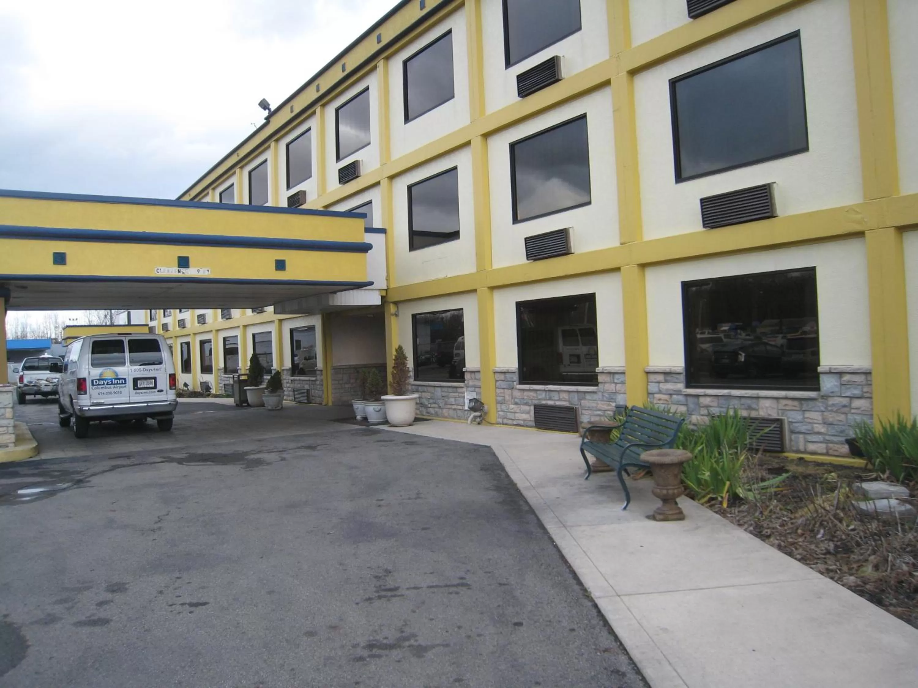 Facade/entrance in Days Inn by Wyndham Columbus Airport