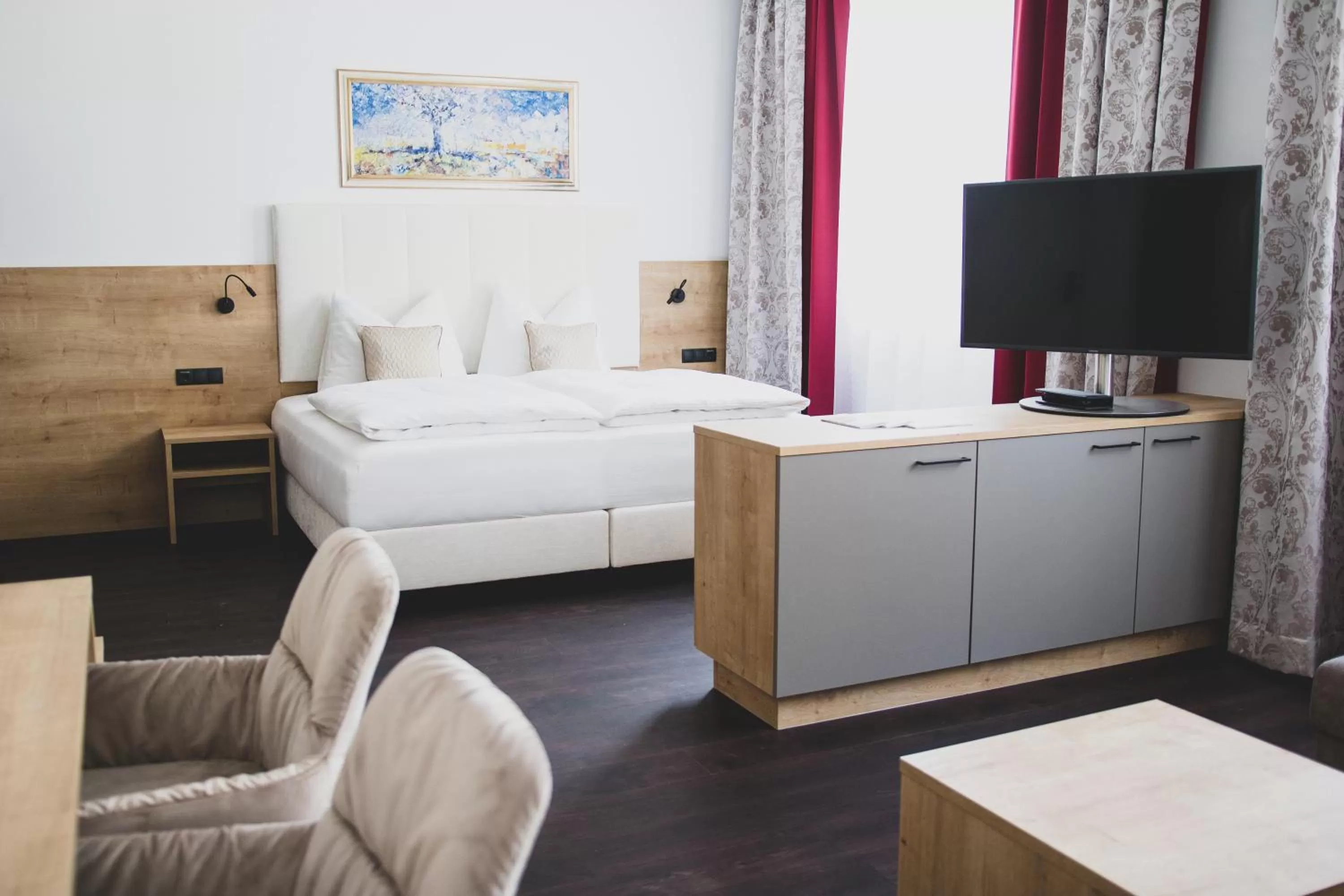 Photo of the whole room, Bed in EDELMANNs Hotel