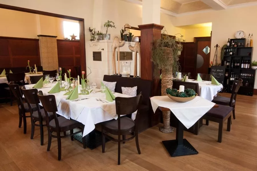 Restaurant/Places to Eat in Linde Restaurant & Hotel