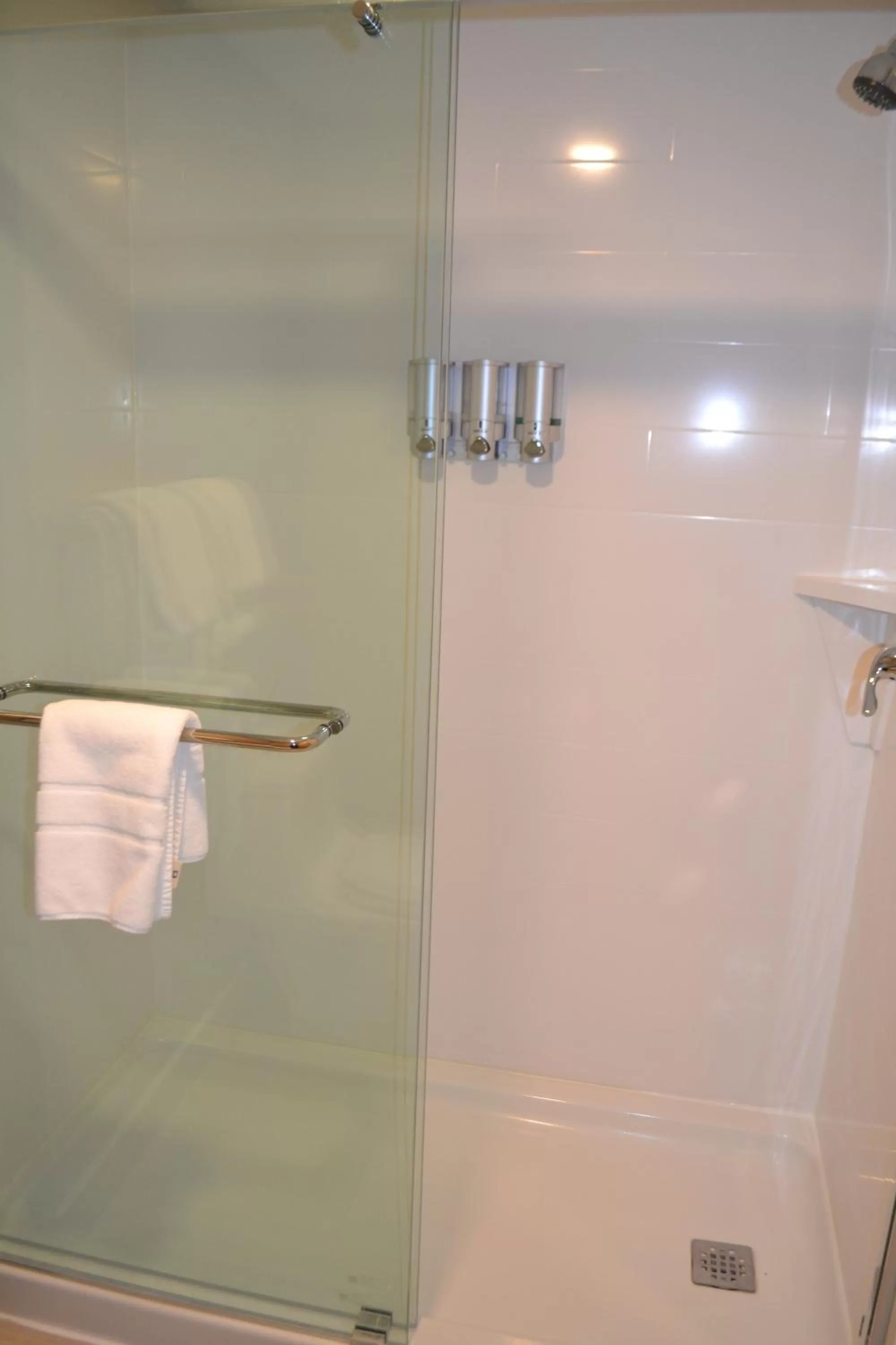 Shower in The Common Man Inn, Spa & Lodge