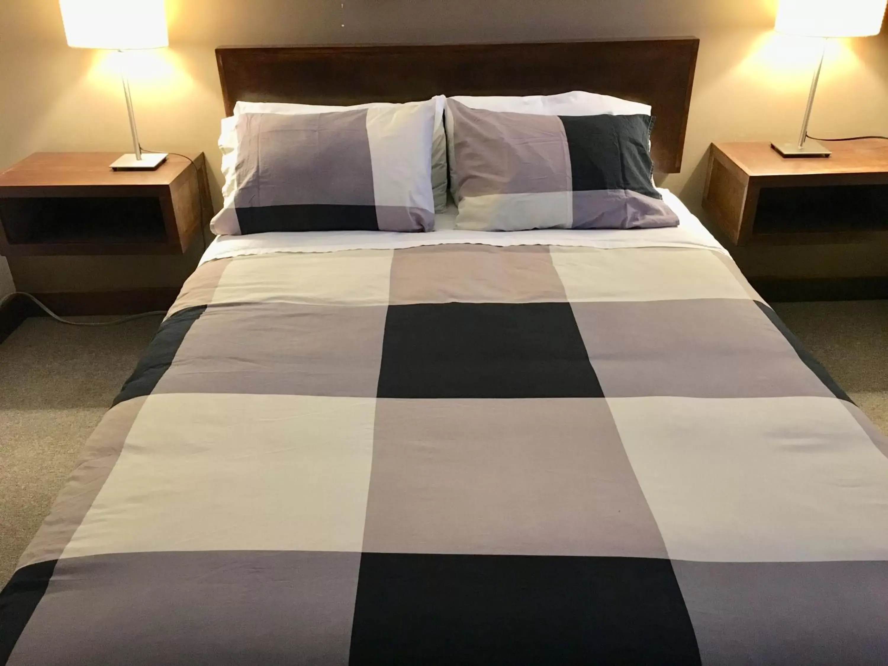 Queen Room in The Canterbury Inn of Downtown Invermere Queen Room in The Canterbury Inn of Downtown Invermere