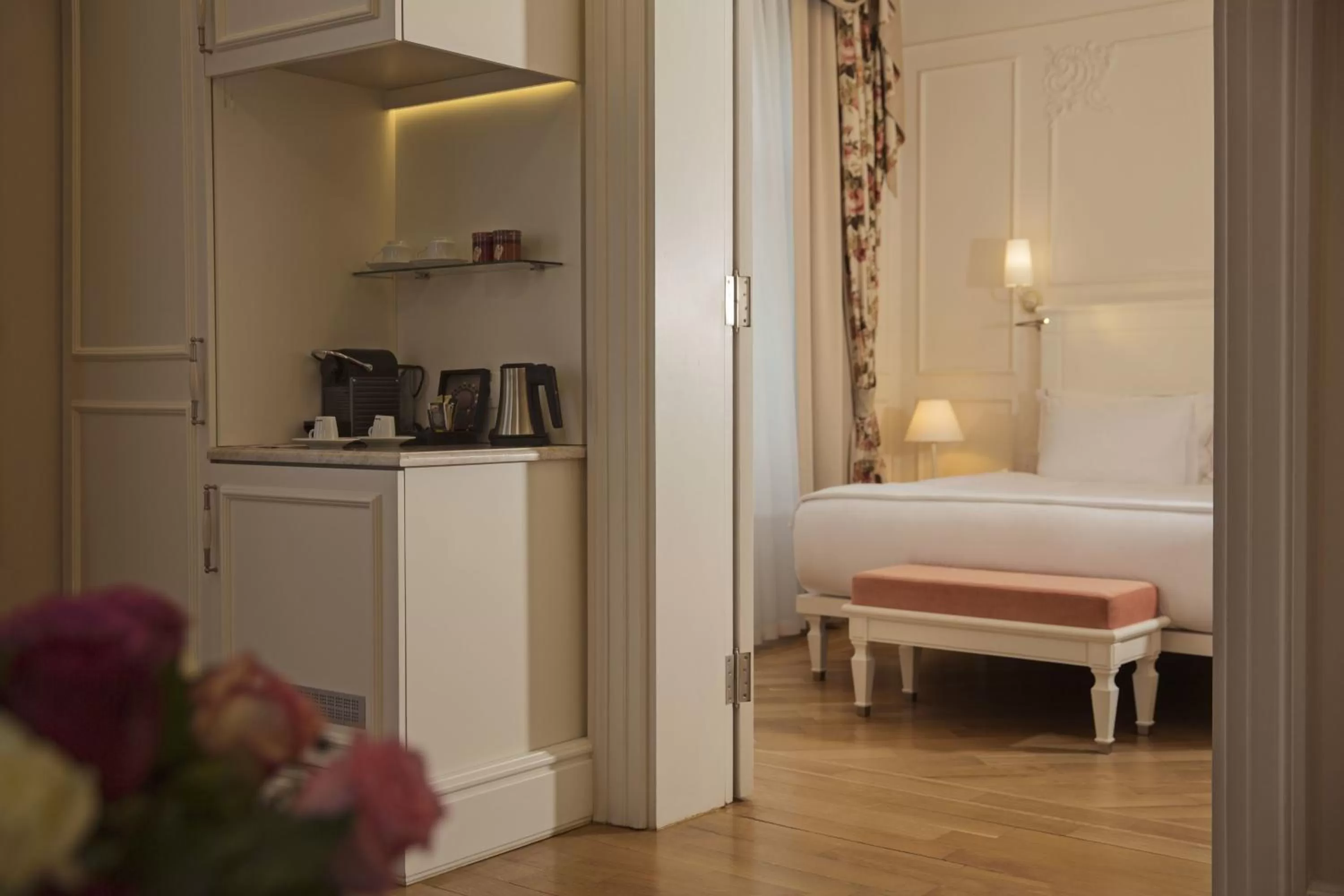 Coffee/tea facilities, Bed in Corinne Art & Boutique Hotel