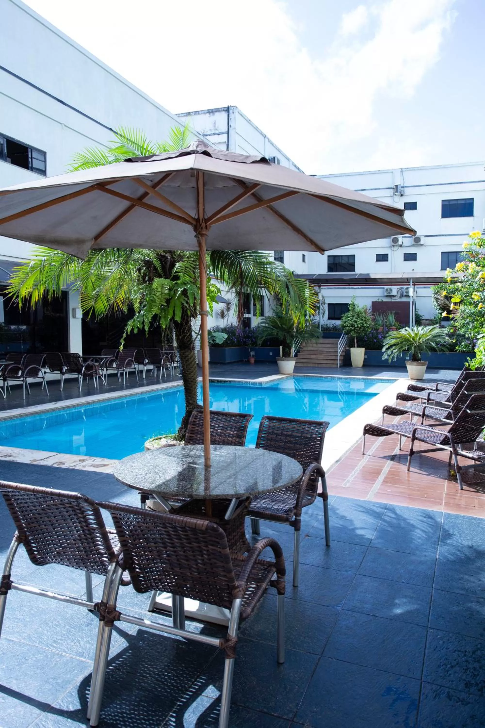 Swimming pool in Atrium Confort Hotels