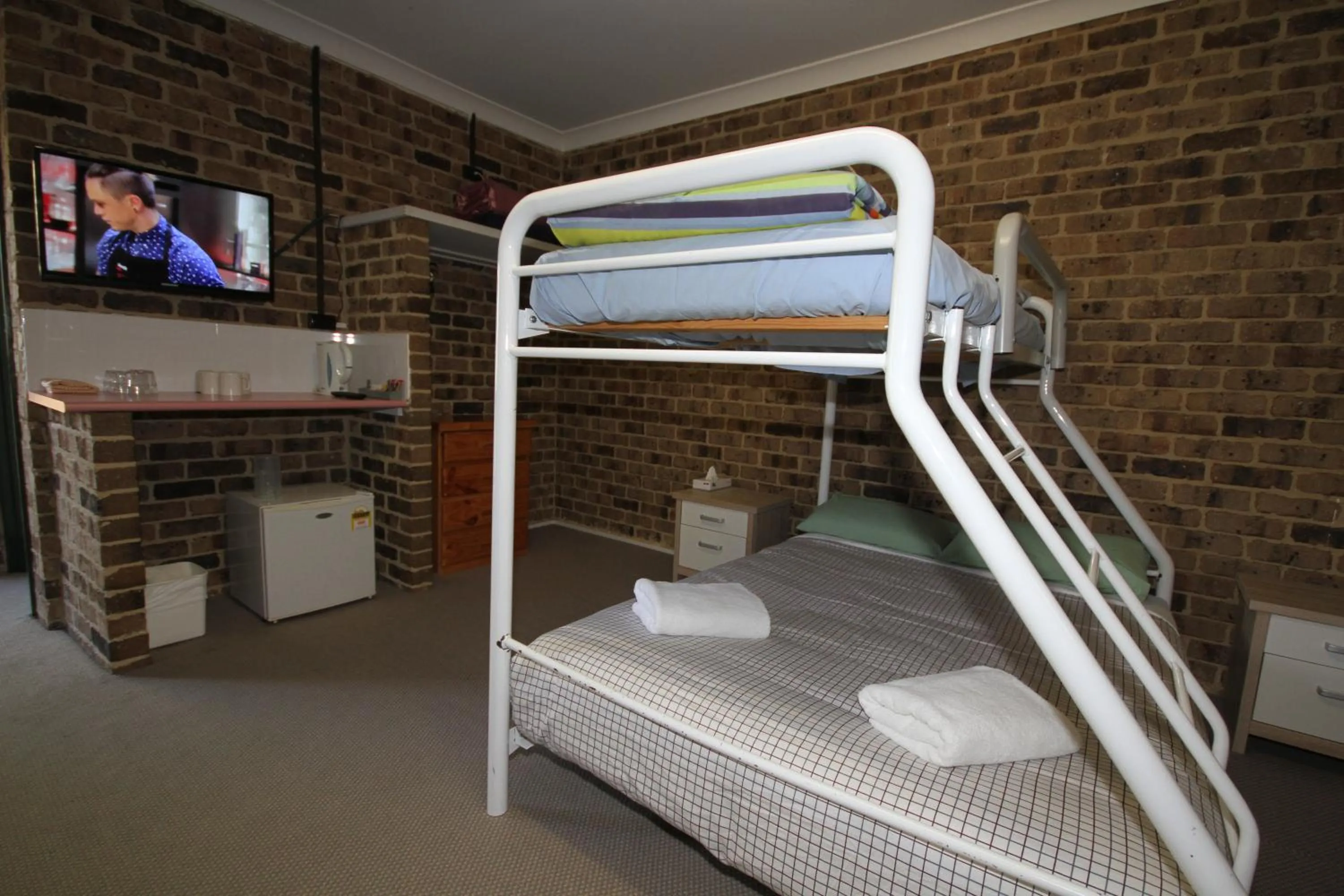 TV and multimedia, Bed in Acacia Snowy Motel