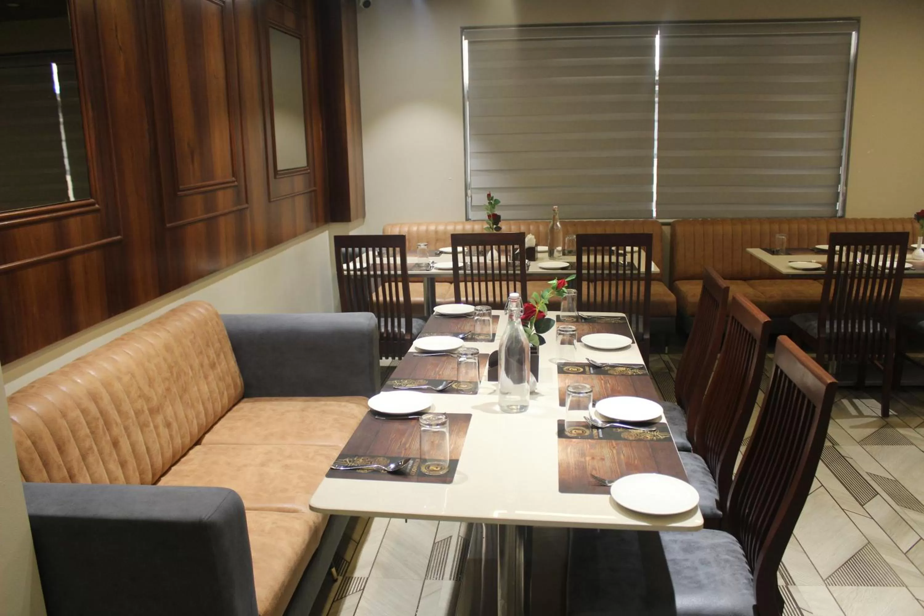 Restaurant/places to eat in Hotel Rudra Royals
