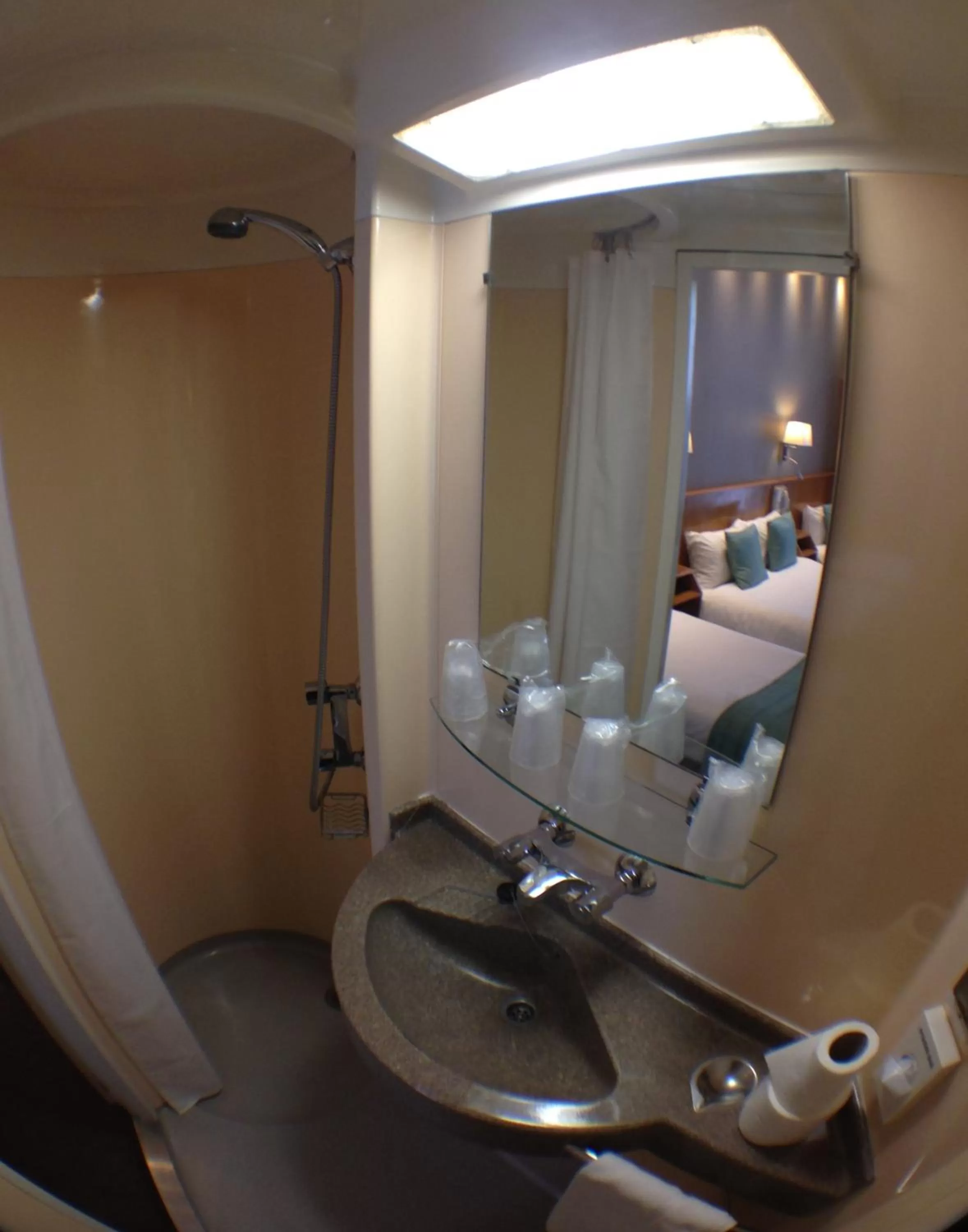 Photo of the whole room in Columbus Hotel