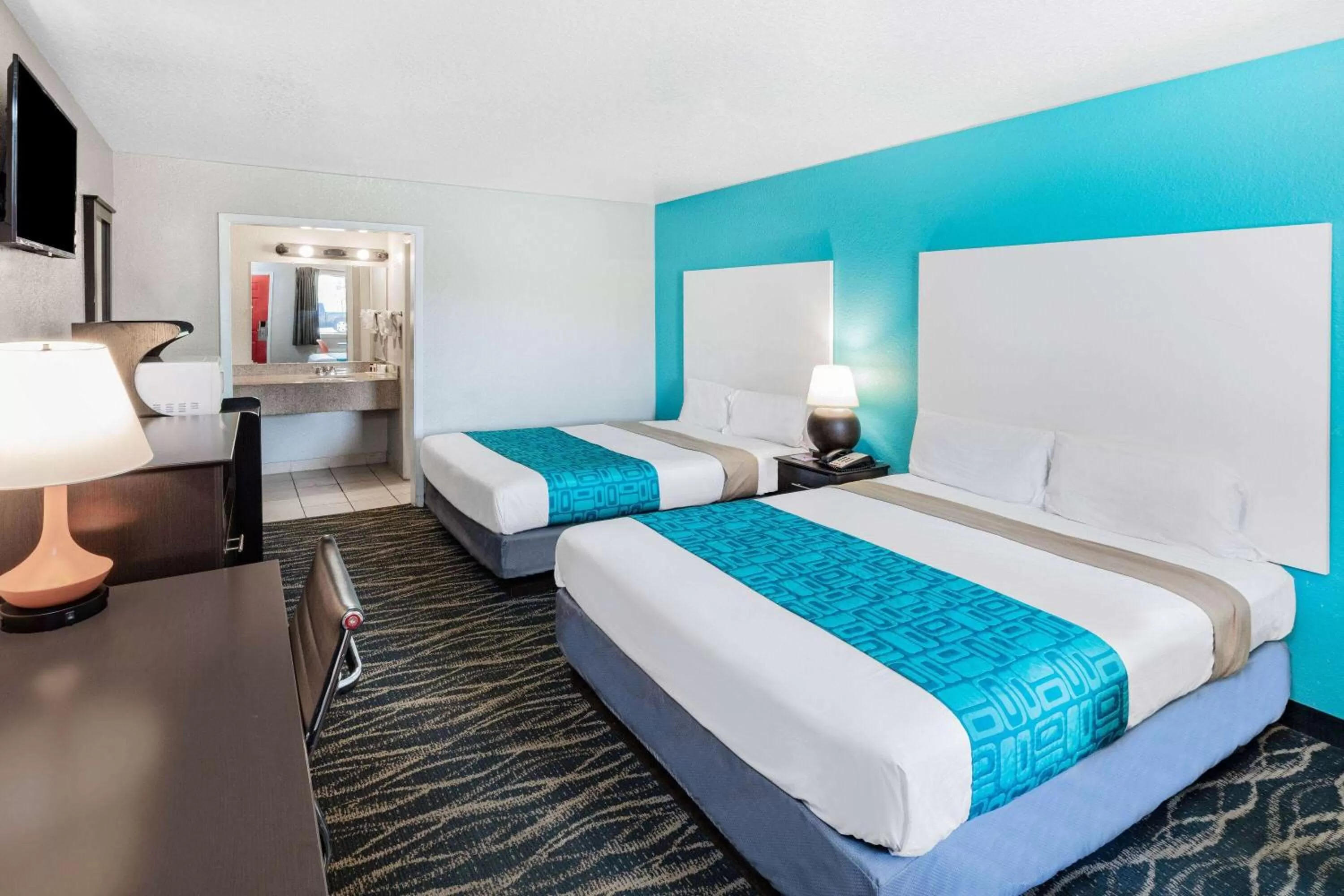 Photo of the whole room, Bed in Howard Johnson by Wyndham Houston Hobby Airport