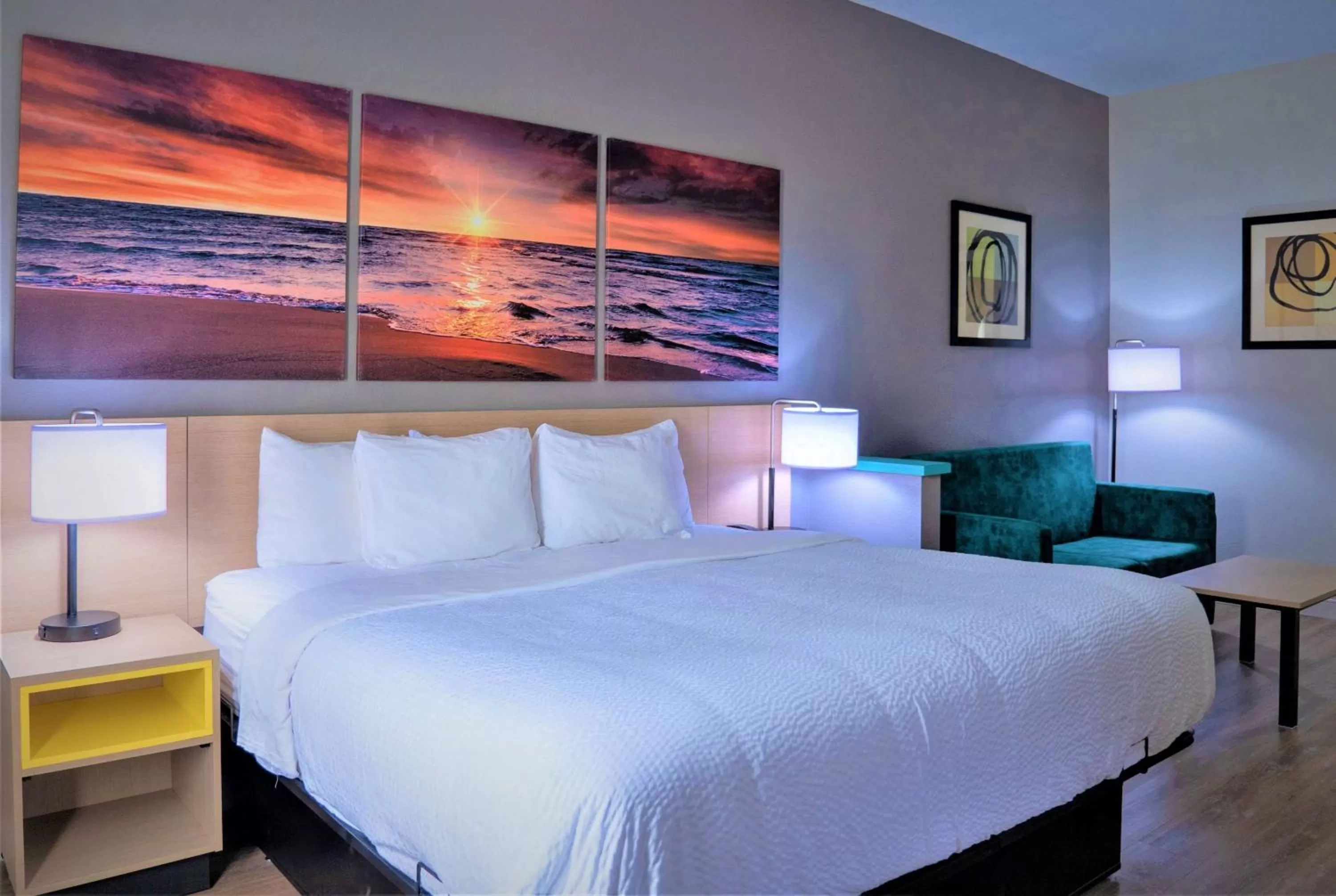 Bed in Days Inn & Suites by Wyndham Savannah North I-95