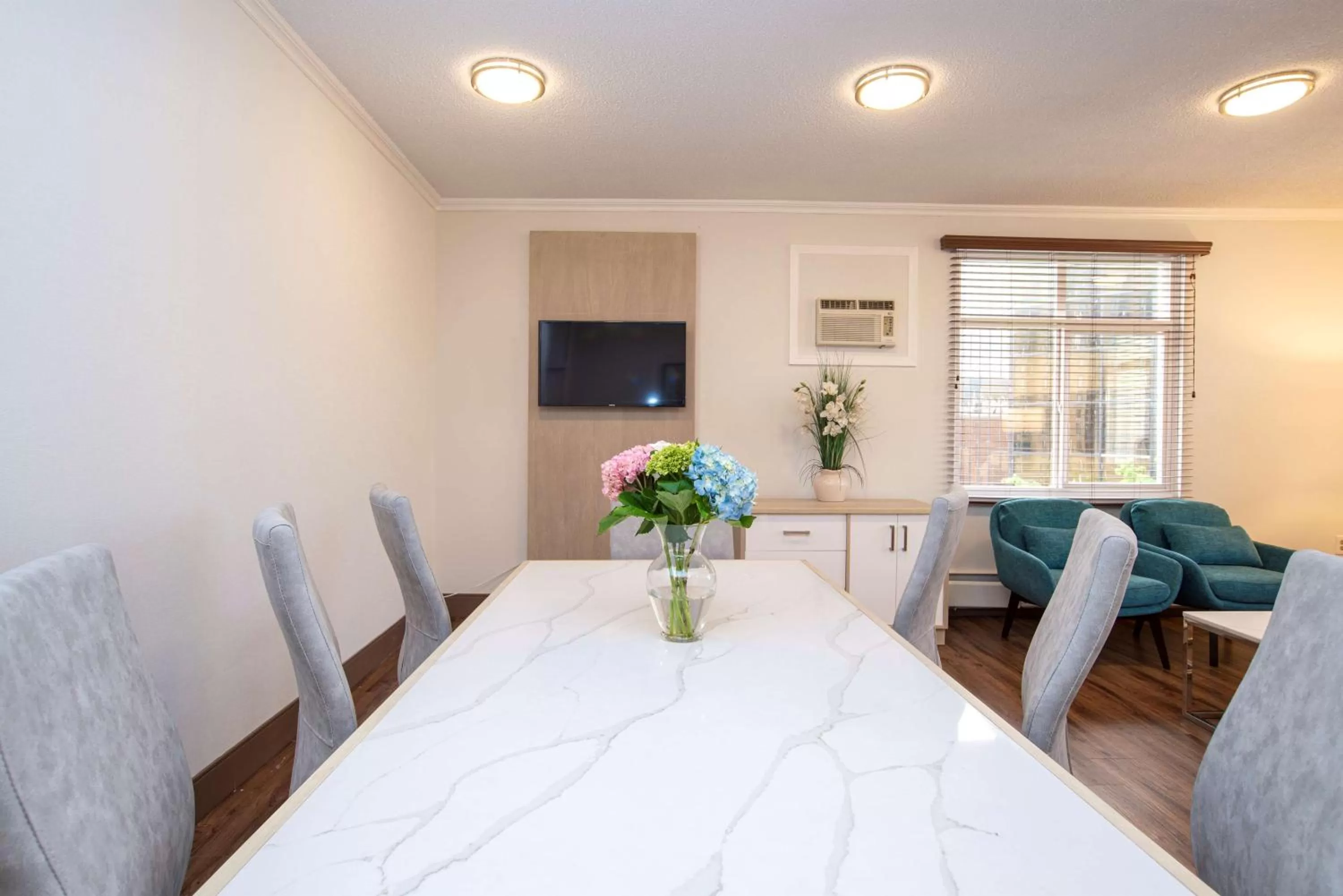 Photo of the whole room, Bed in Best Western Dorchester Hotel