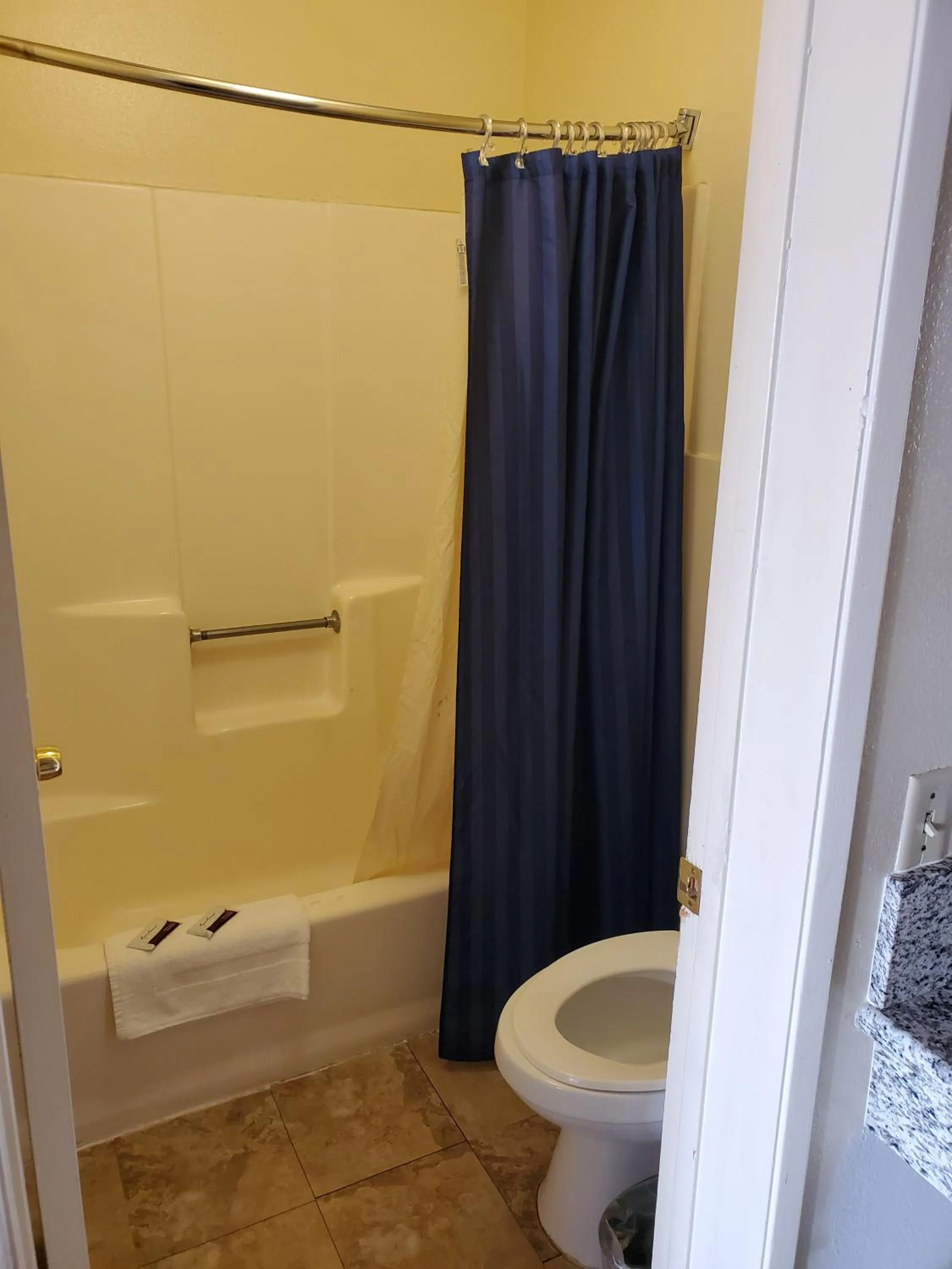 Bathroom in Eunice Plaza Motel