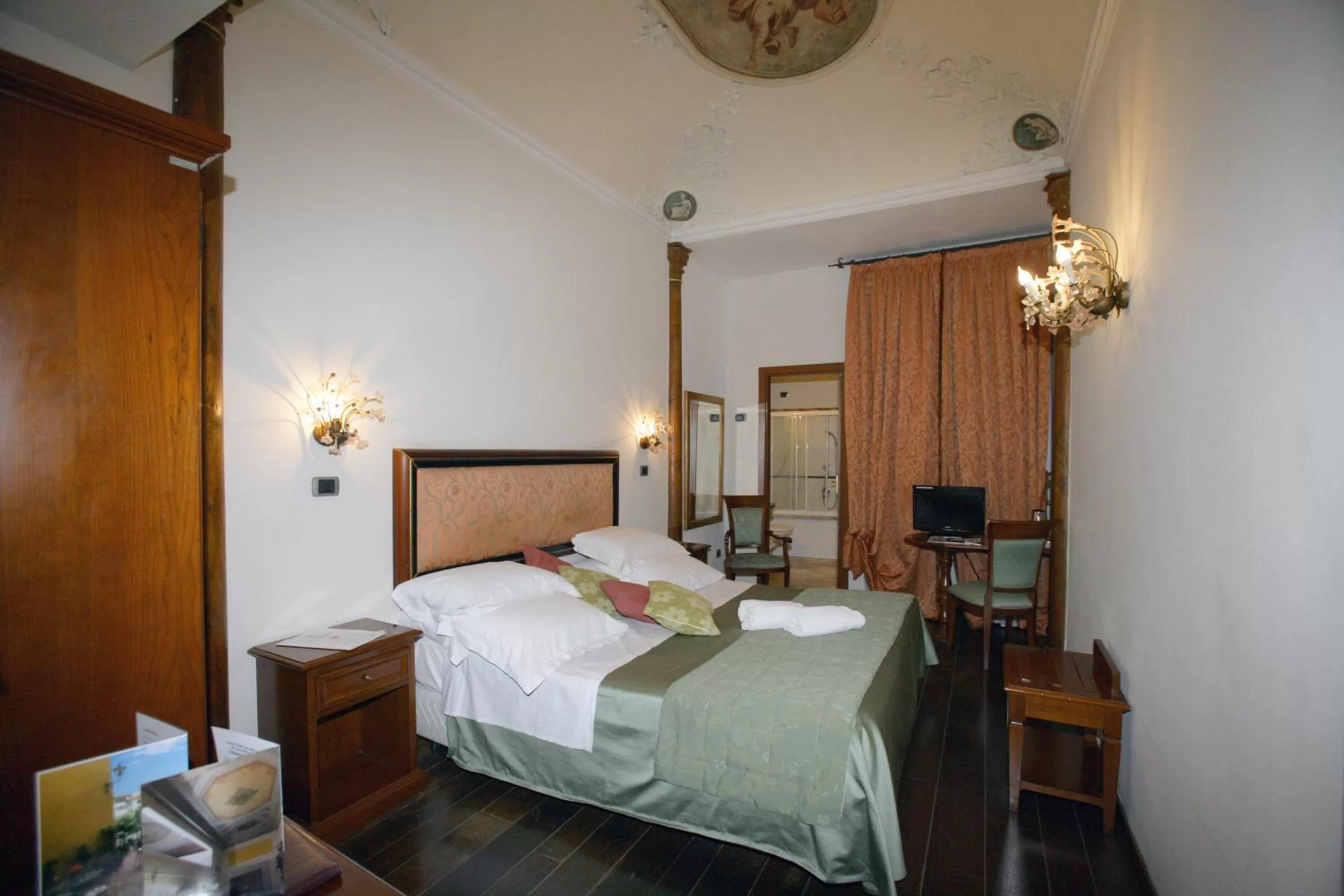 Bed in Domus Florentiae Hotel