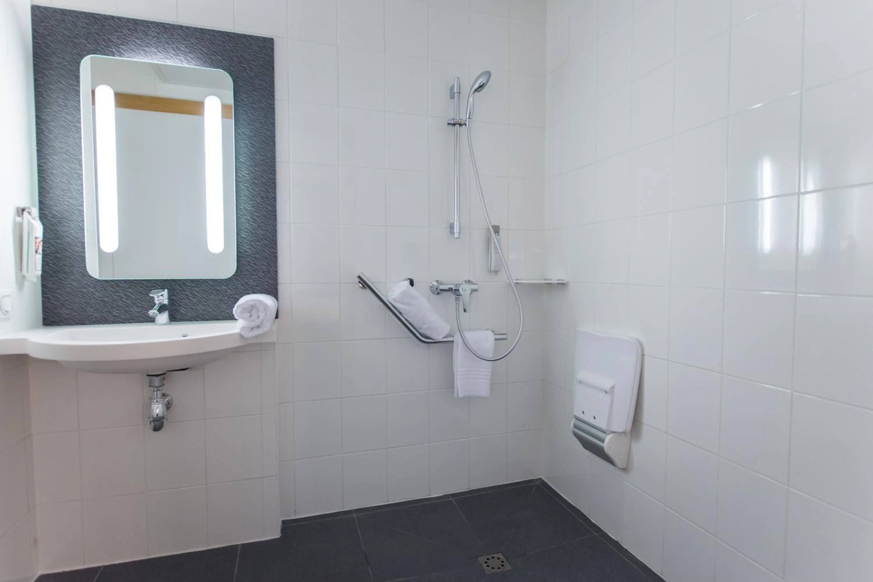 Bathroom in ibis Paris Vanves Parc des Expositions