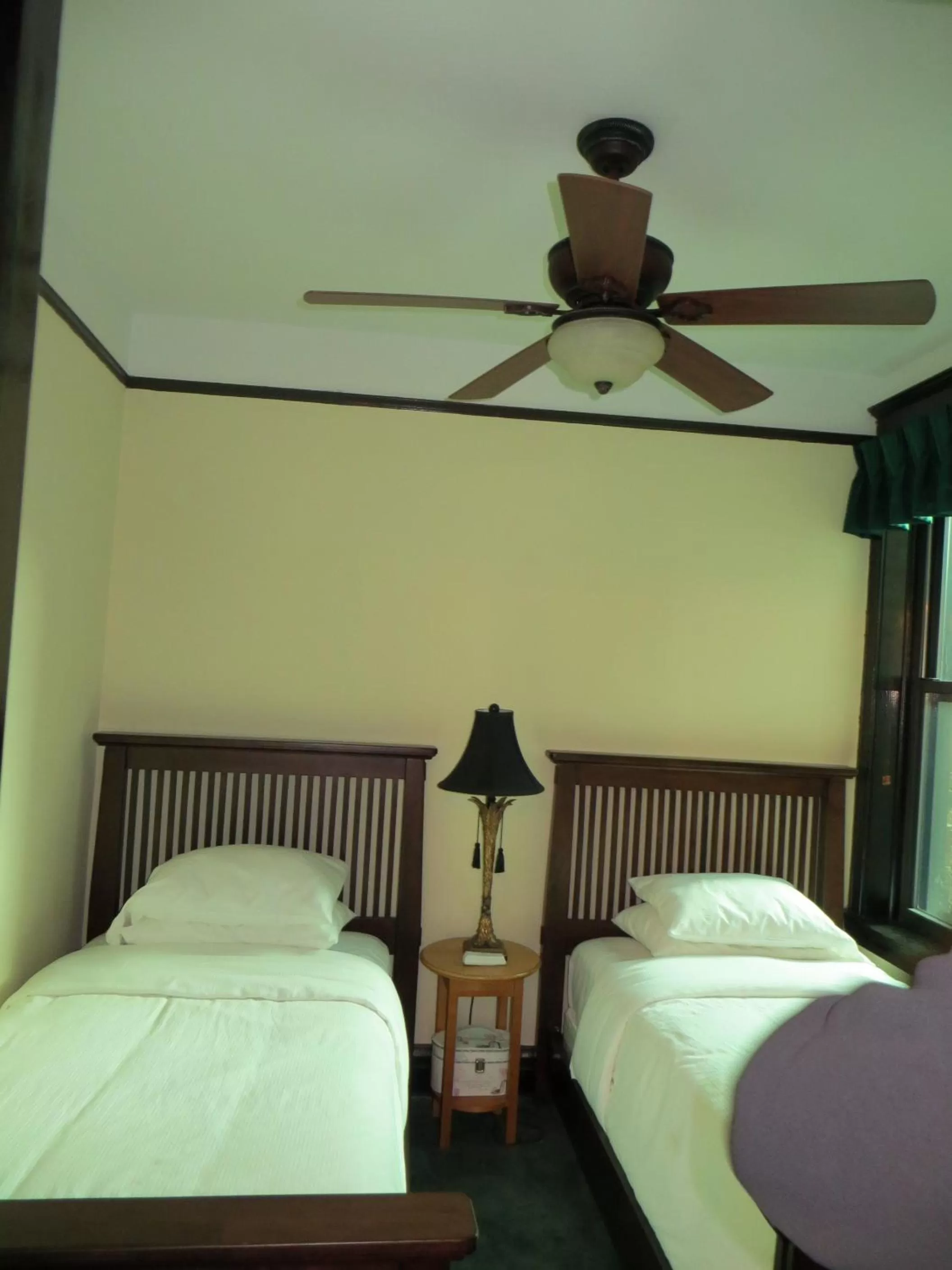 Bed in The Polo Inn Bridgeport U.S.A.