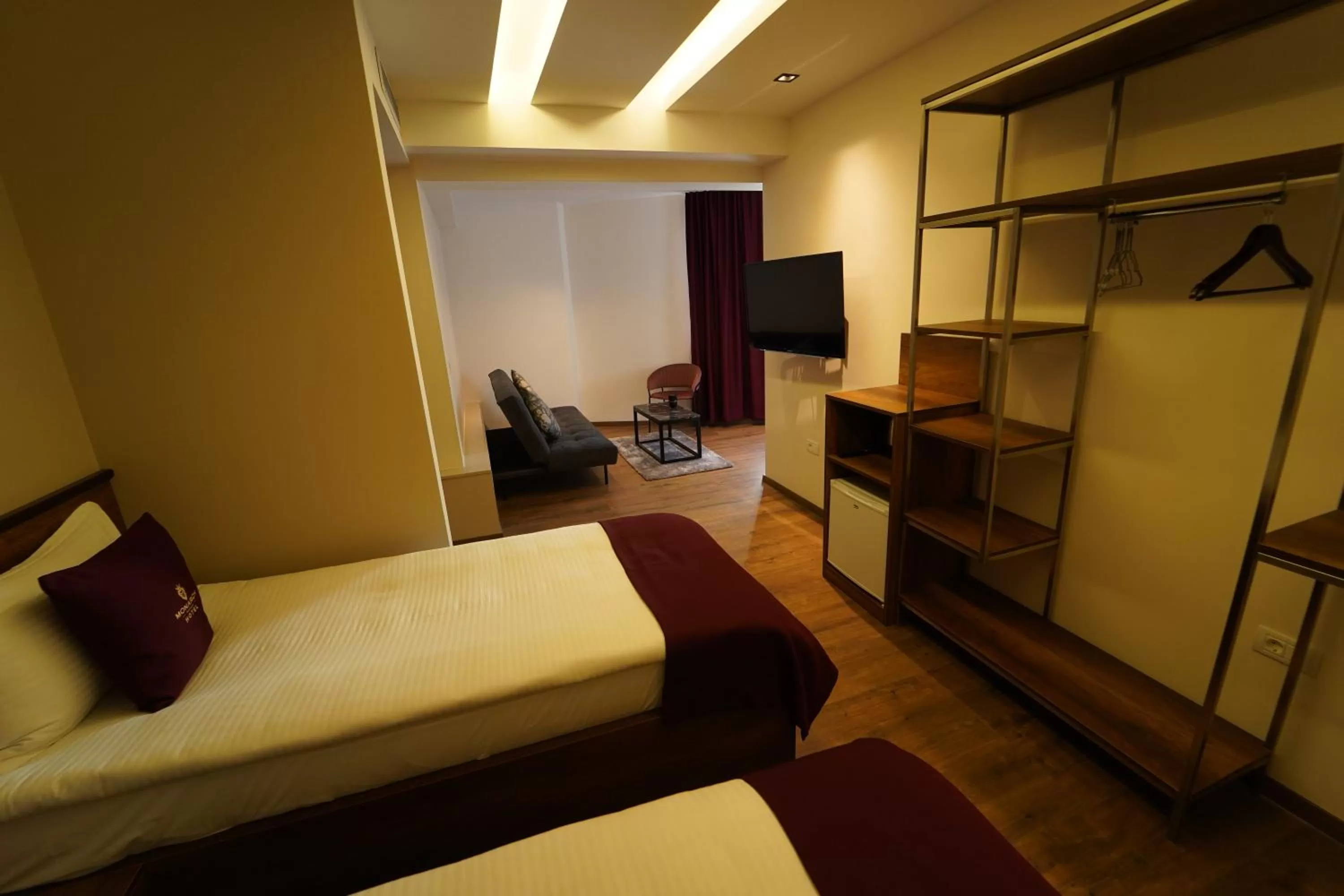 TV and multimedia, Bed in Monarch Hotel