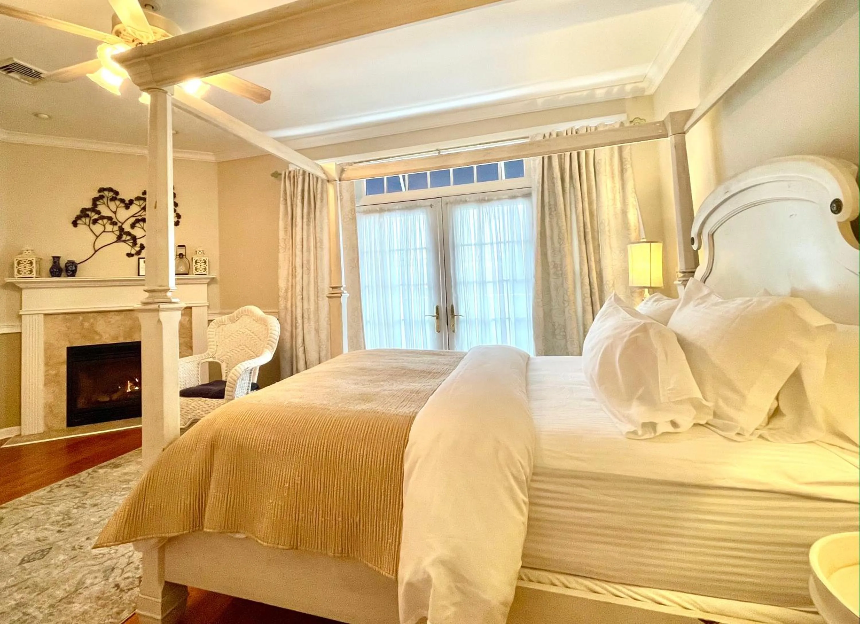 Bed in Inn on Main Hotel