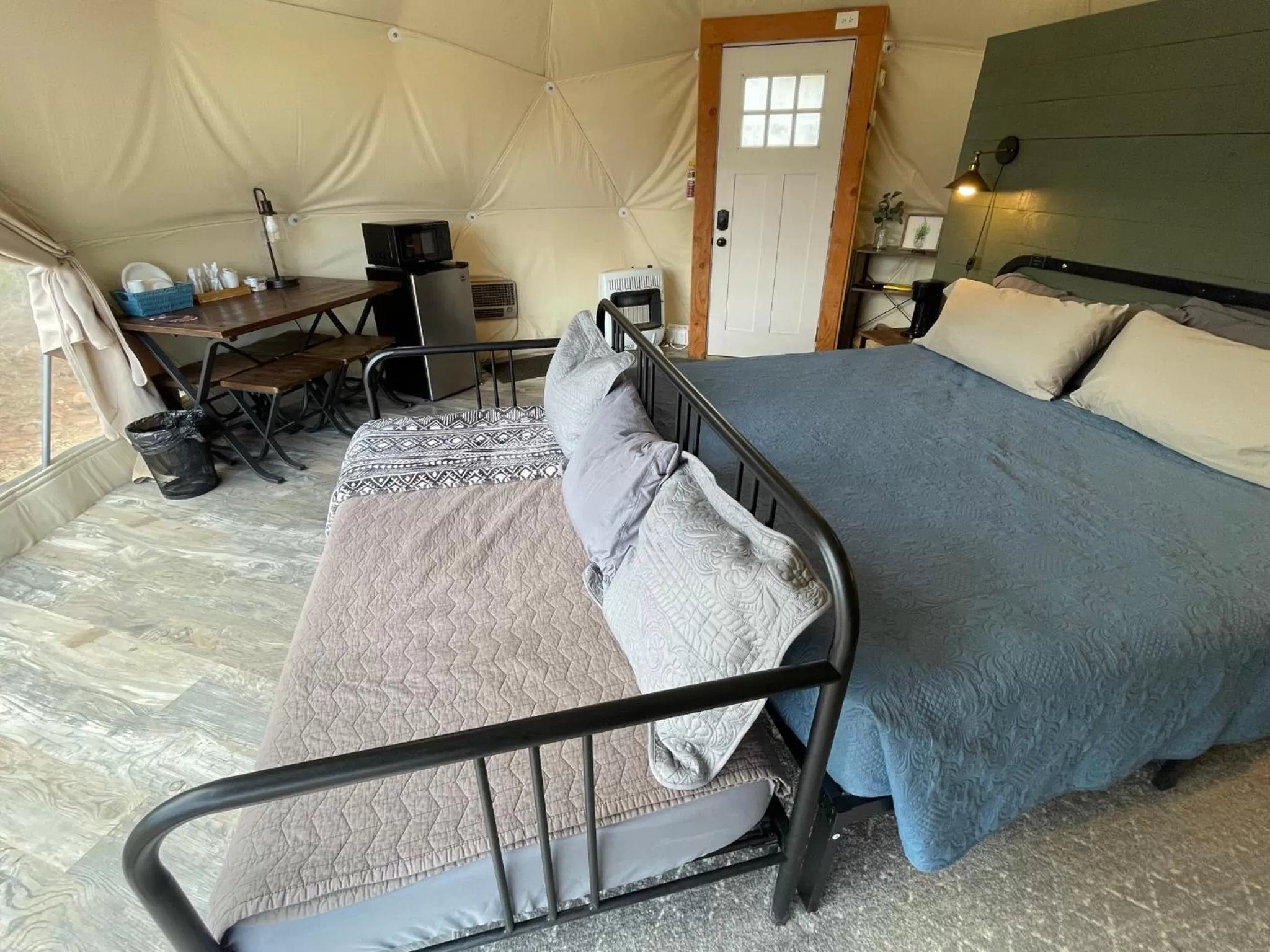 Photo of the whole room, Bed in Blue Mountain Domes - The WOW Experience