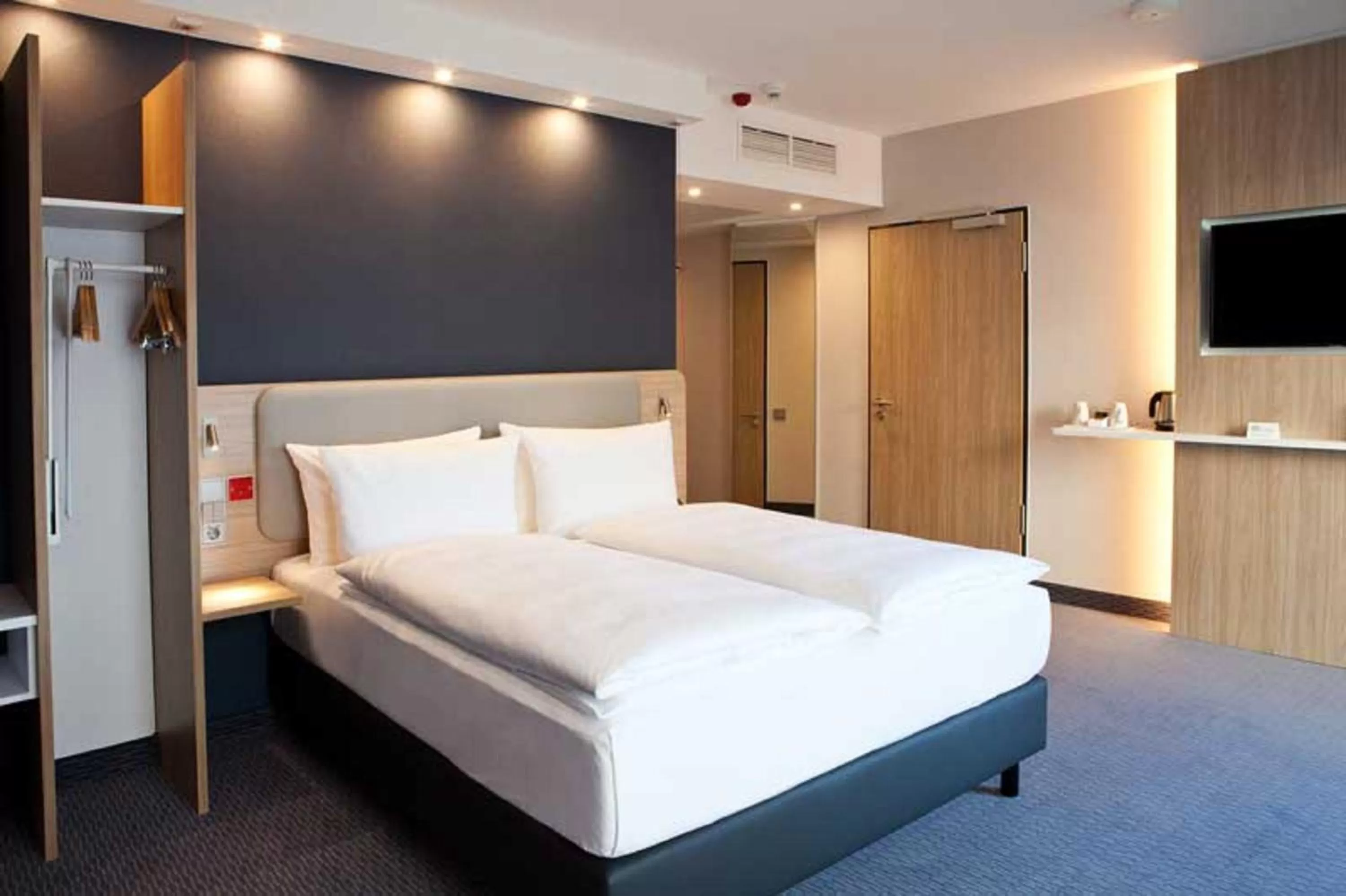 Bed in Holiday Inn Express Fürth by IHG