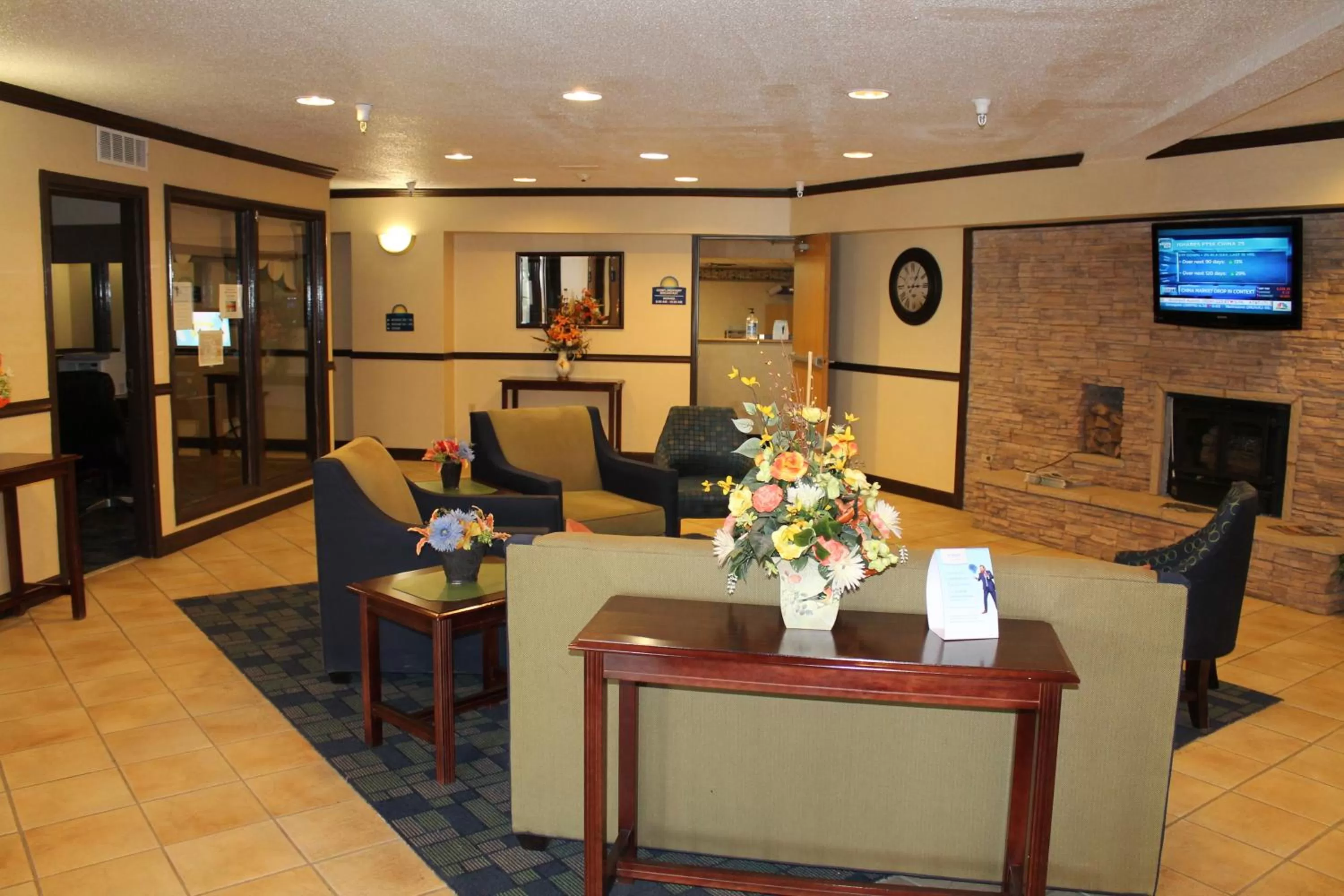 Communal lounge/ TV room in Days Inn & Suites by Wyndham Bridgeport - Clarksburg