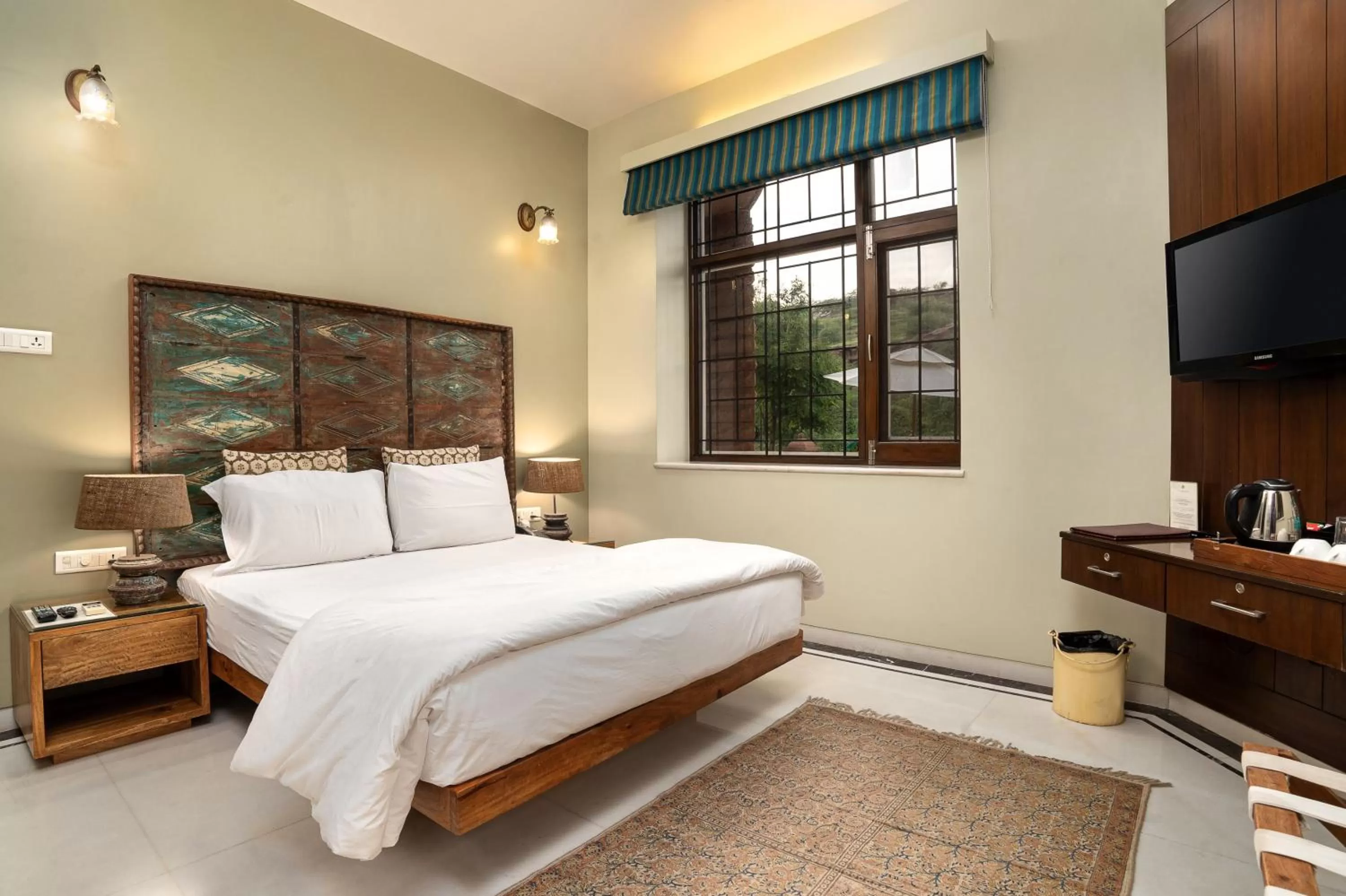 Bedroom, Bed in The Almond Tree