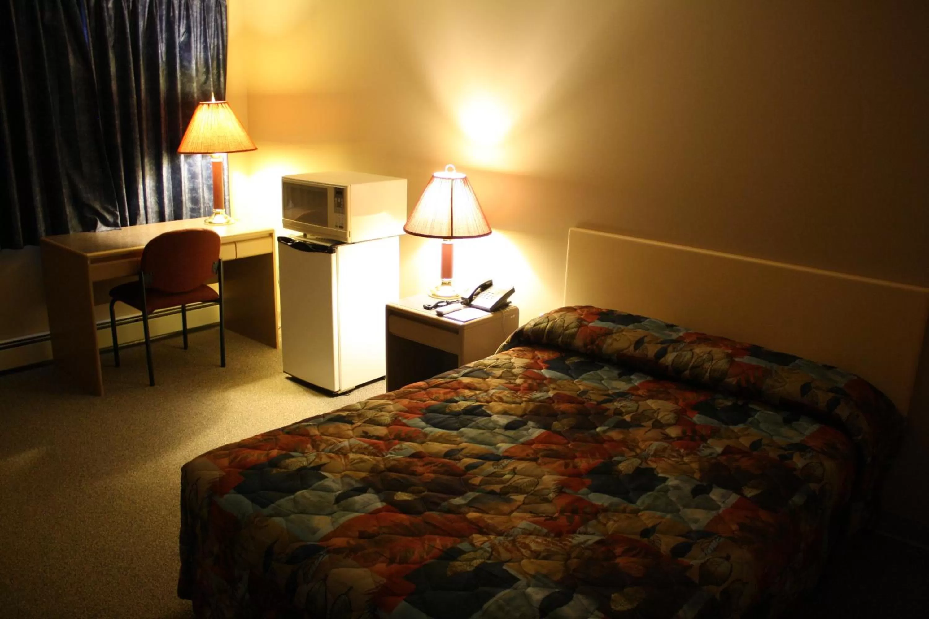 Bedroom, Bed in Lamplighter Inn