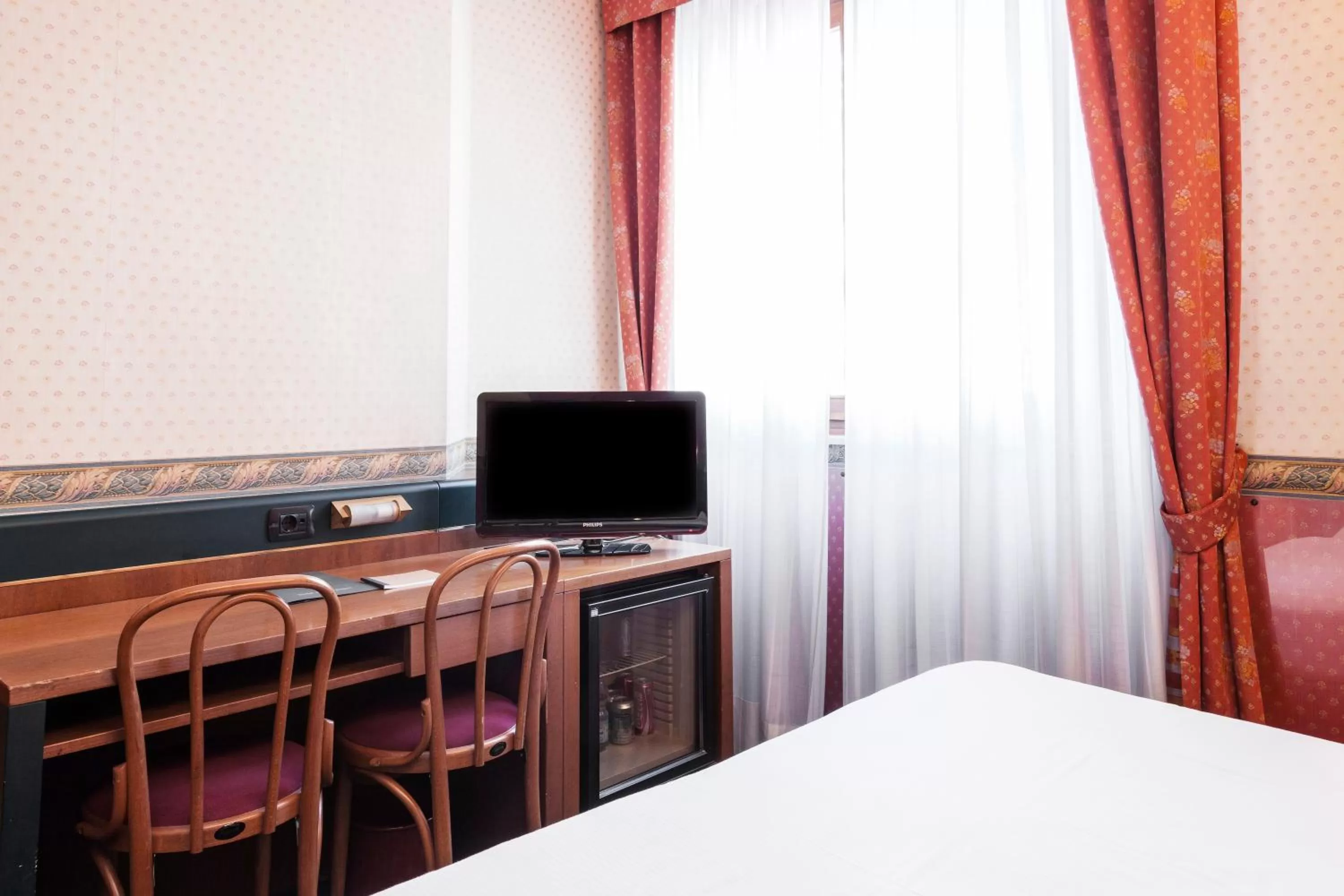 TV and multimedia in Hotel Des Etrangers