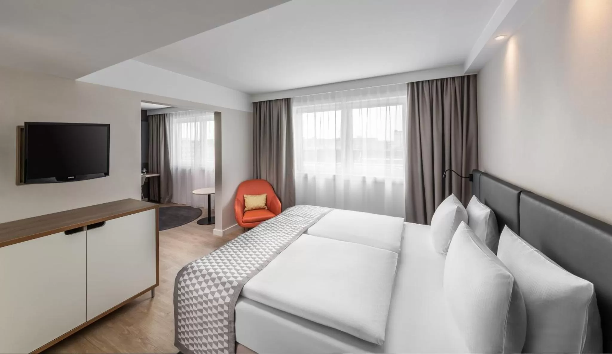 Photo of the whole room, Bed in Holiday Inn Munich City Centre by IHG