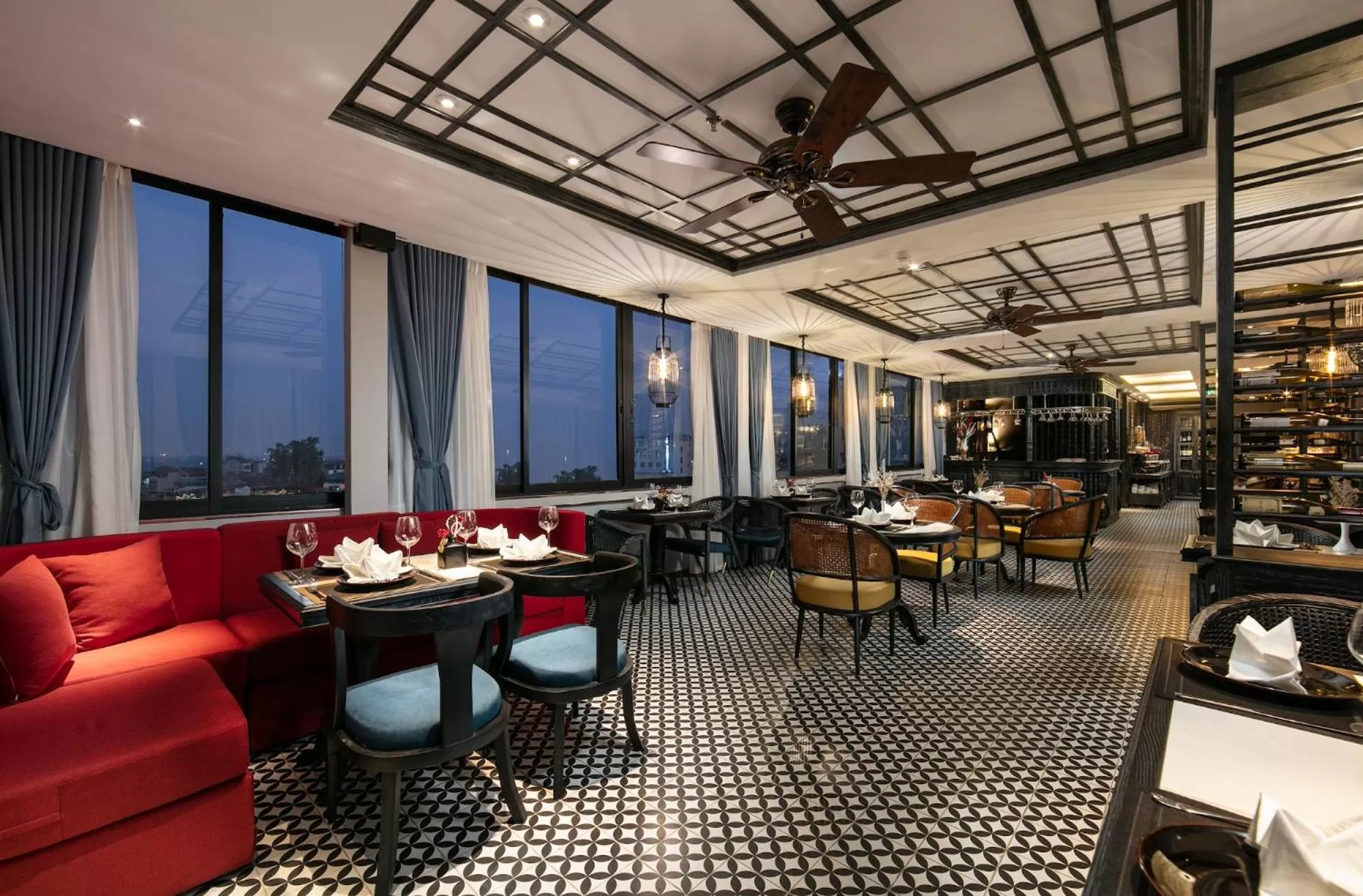 Restaurant/places to eat in Shining Central Hotel & Spa