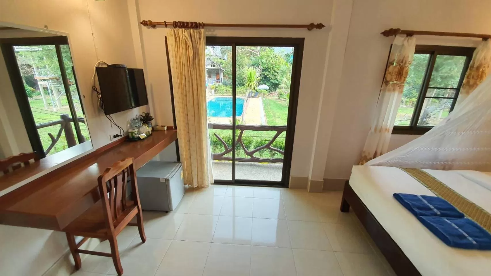 Communal lounge/ TV room, Bed in Tree Tops River Huts