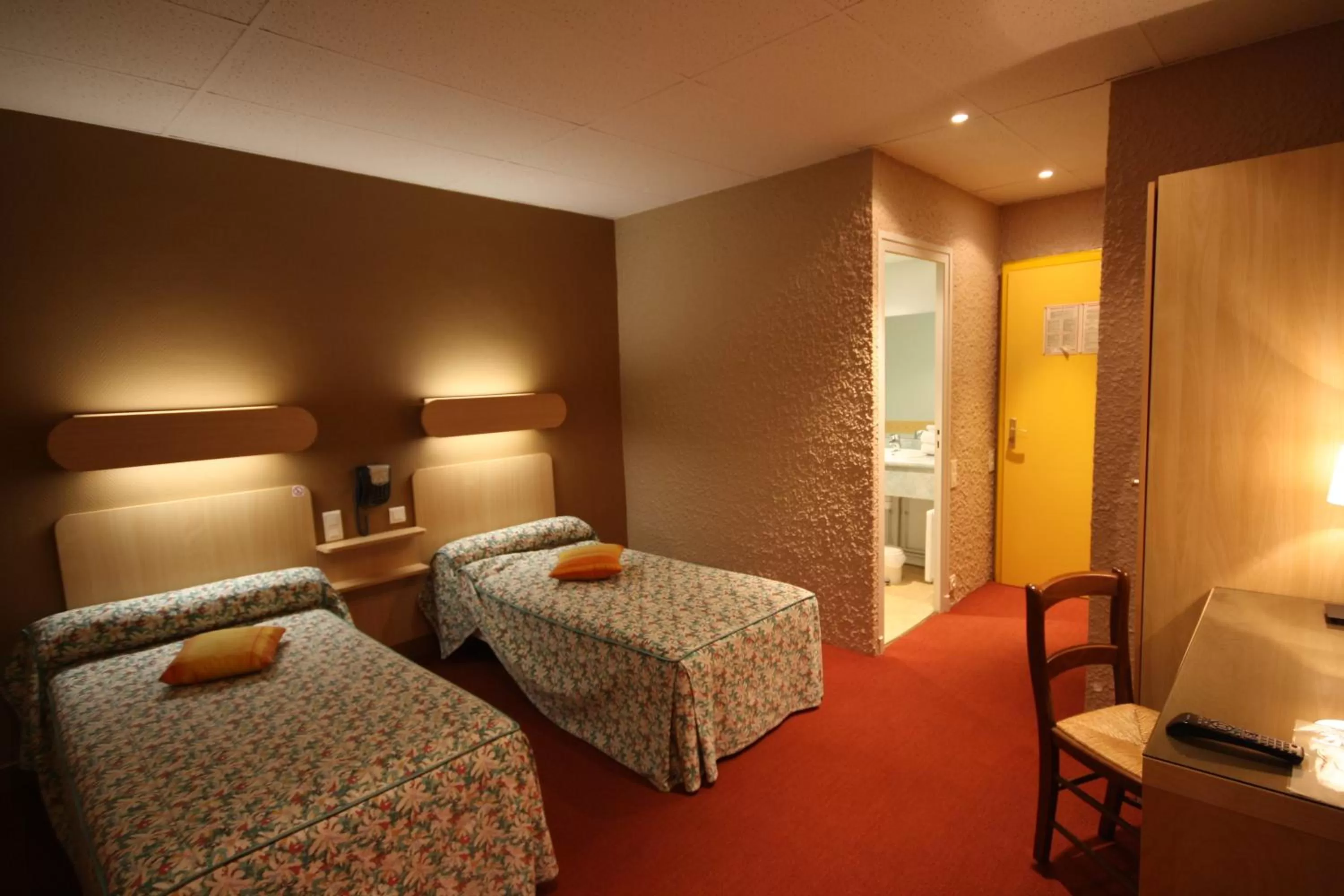 Photo of the whole room, Bed in Logis Hotel L'ange Couronne