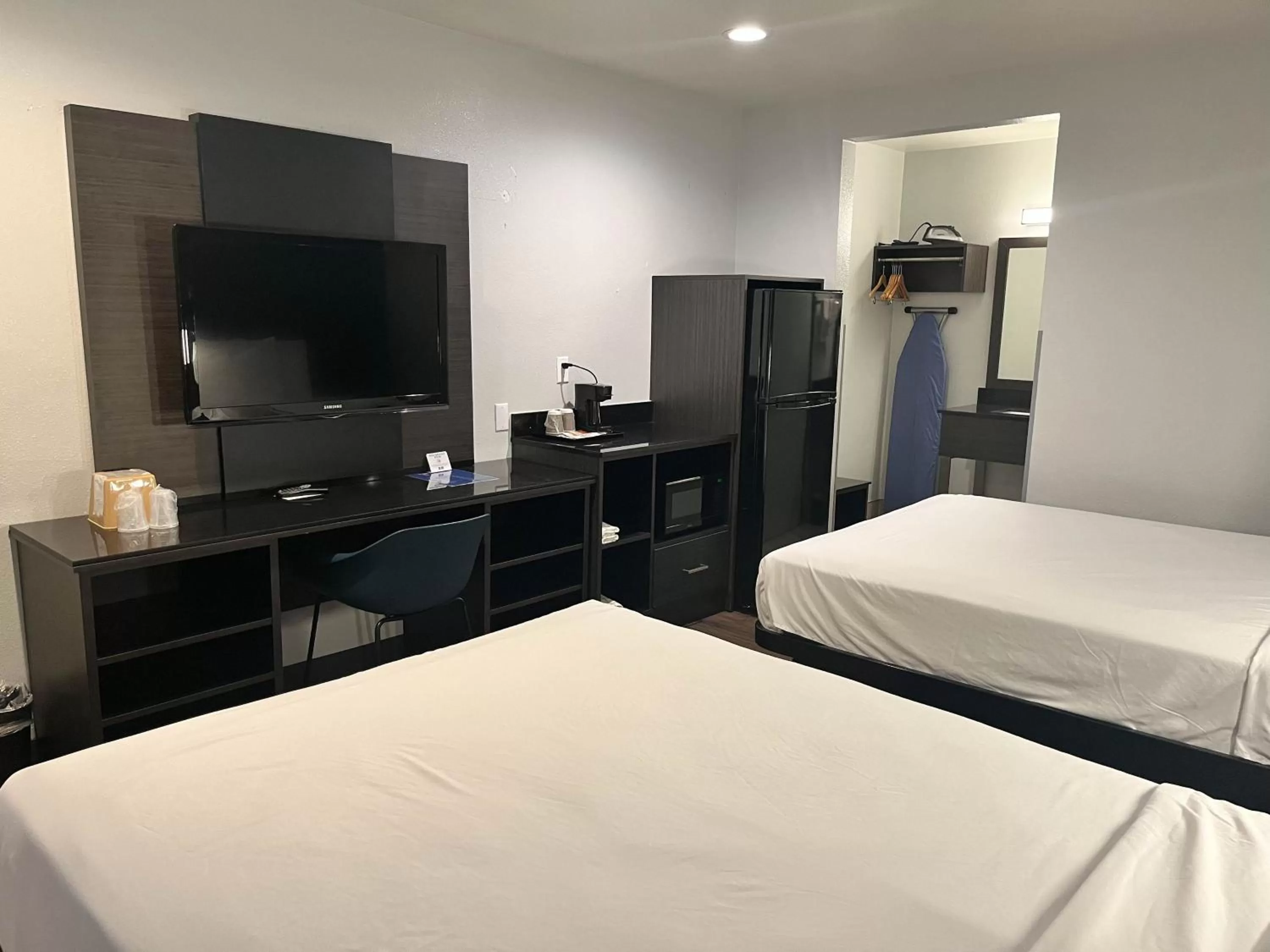 Bedroom, Bed in Studio 6 Suites Escondido CA