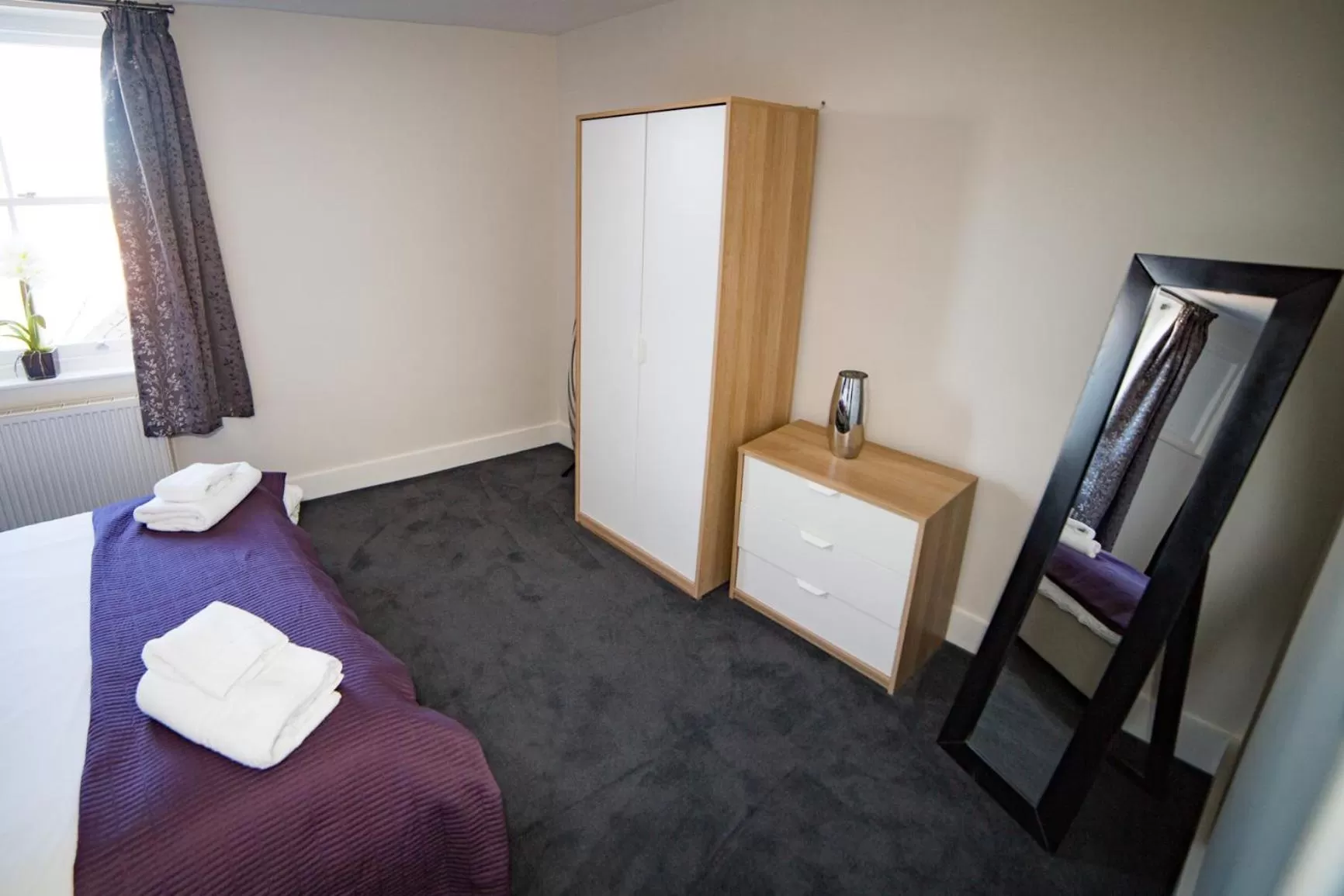 Bed in The Hugo - Hotel Concept Canterbury