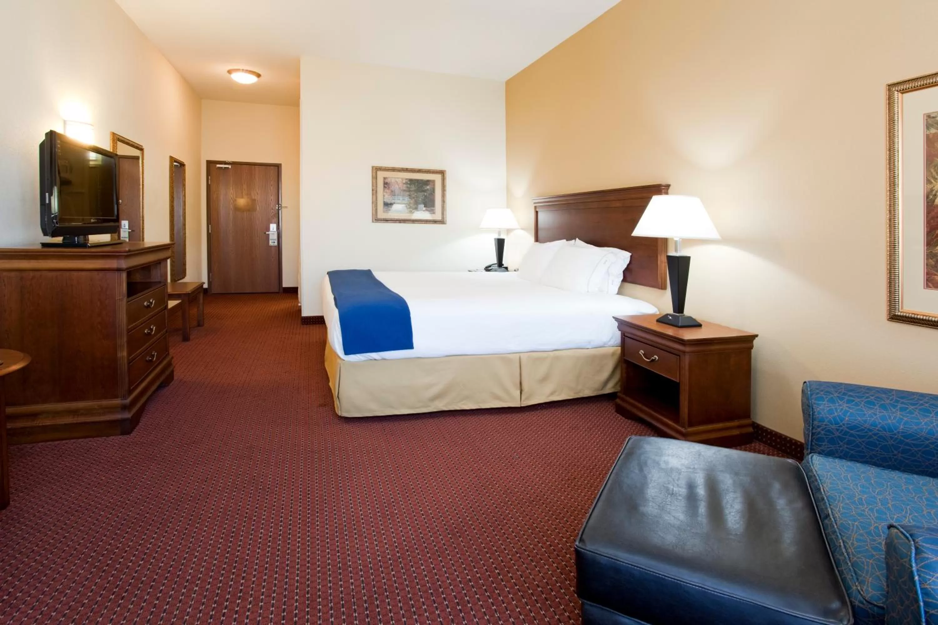 Photo of the whole room, Bed in Holiday Inn Express Airport East by IHG