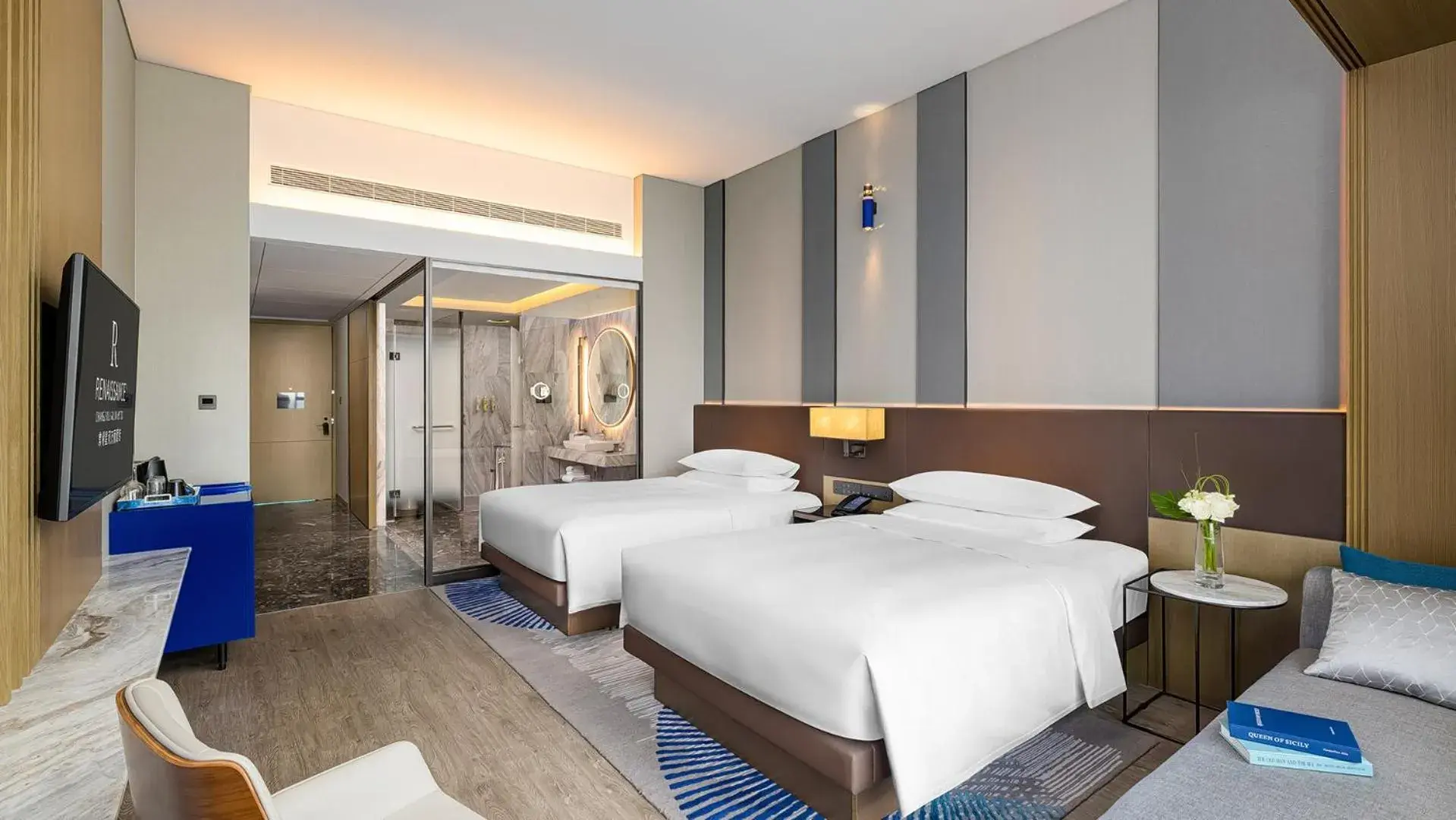 Deluxe Double Room with Two Double Beds and Lake View in Renaissance Changzhou Wujin Hotel Deluxe Double Room with Two Double Beds and Lake View in Renaissance Changzhou Wujin Hotel