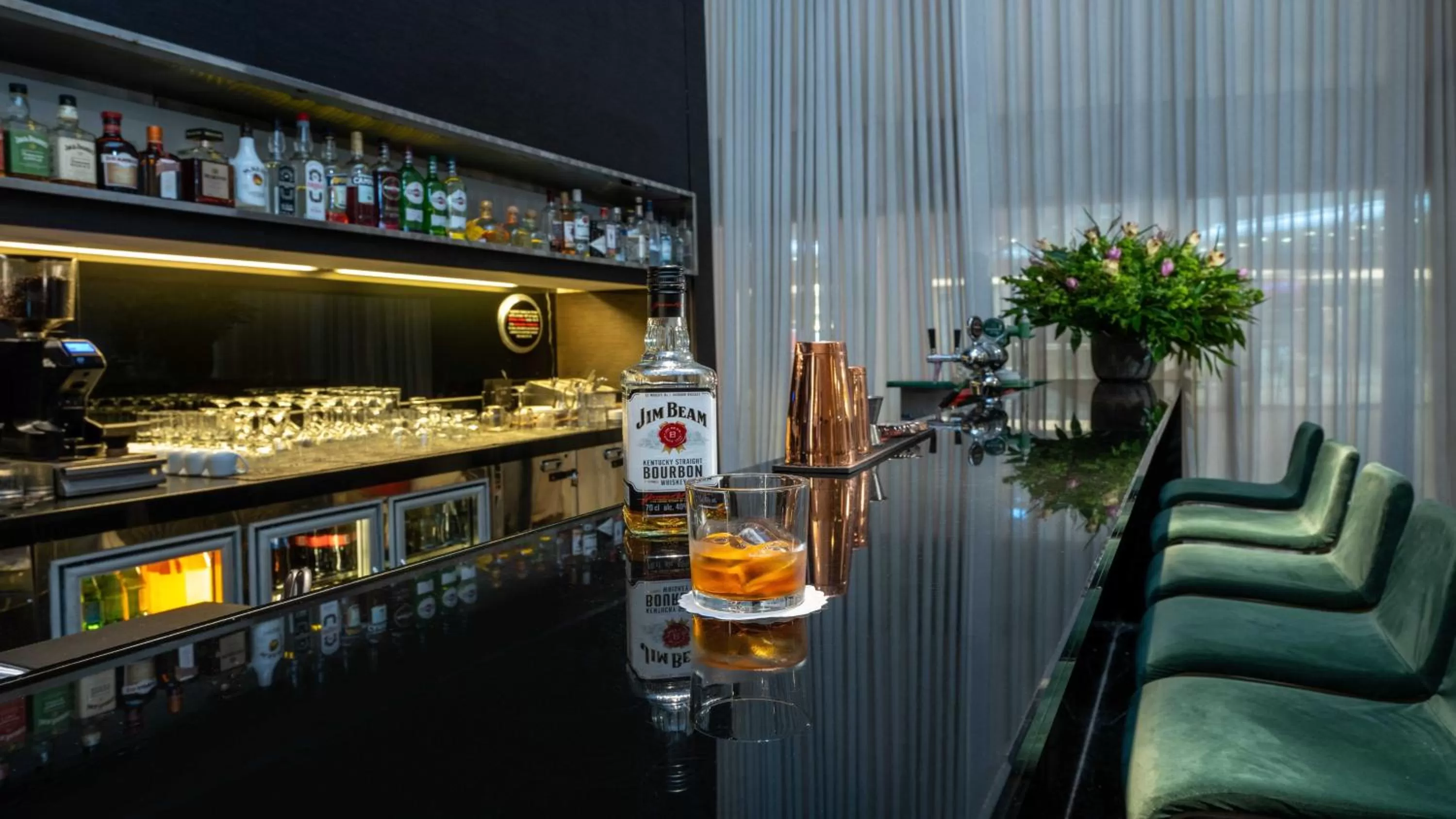 Lounge or bar in Crowne Plaza Tel Aviv City Center by IHG