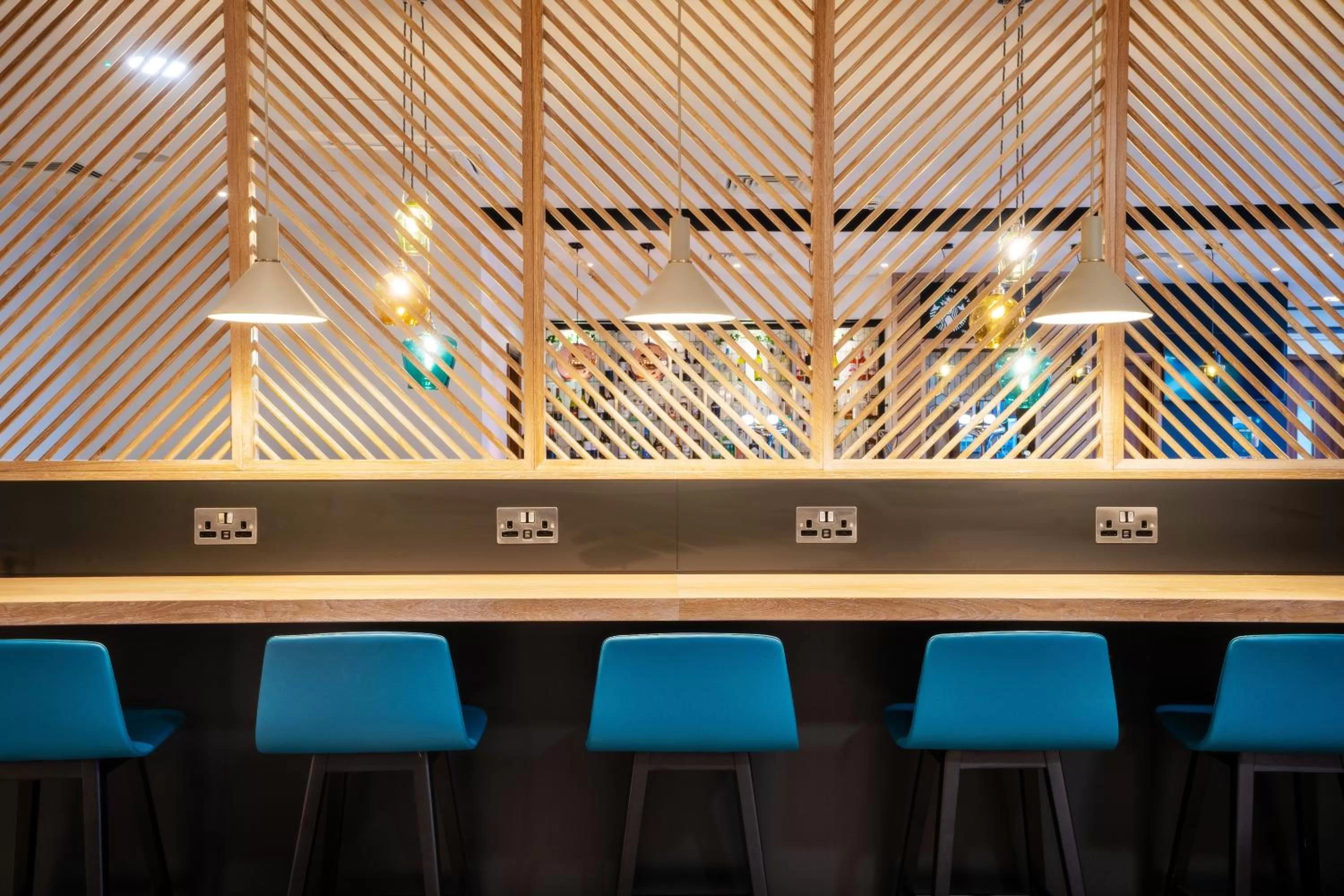 Lounge or bar in Holiday Inn Stevenage by IHG