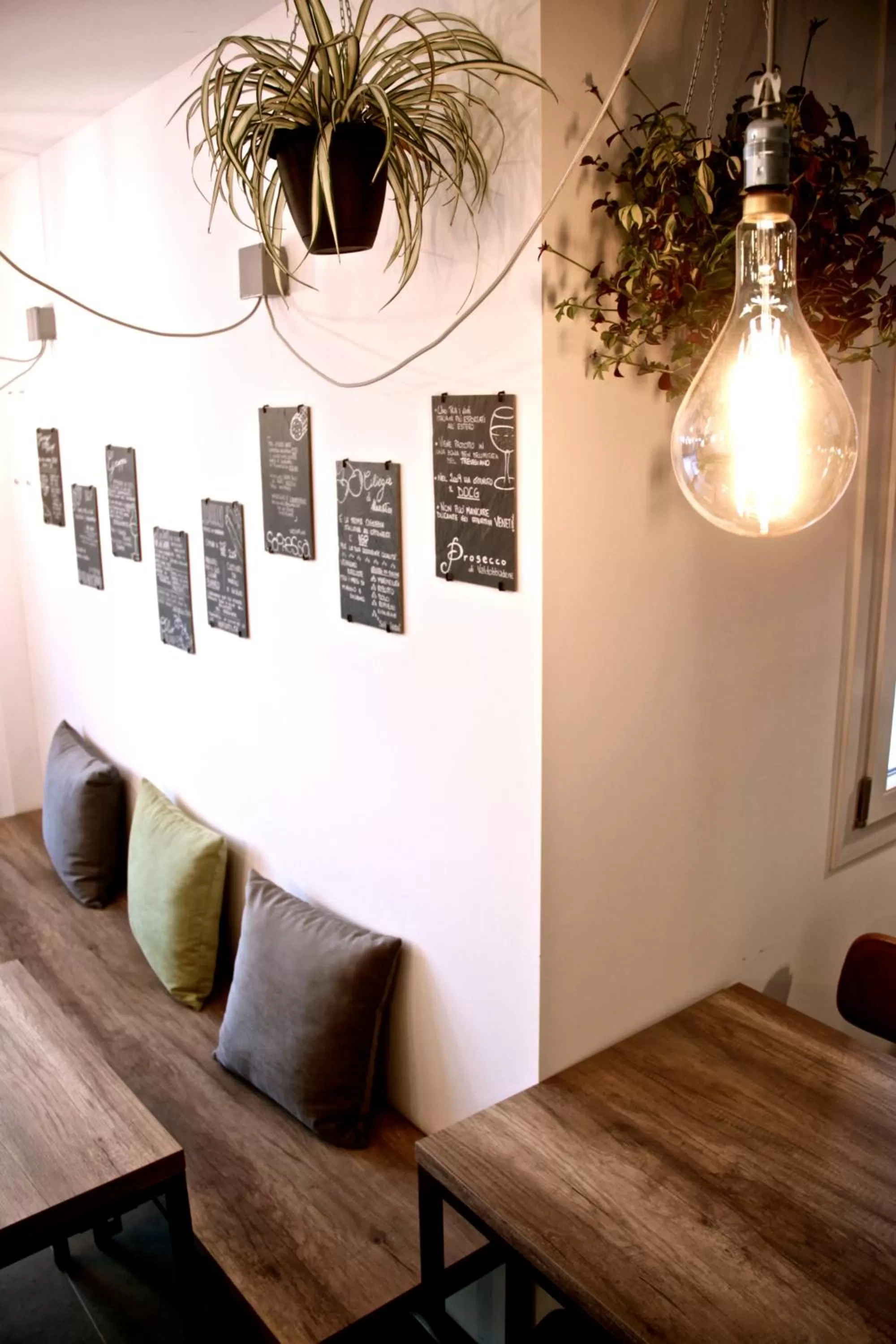 Restaurant/places to eat in Pove 2.4 Hotel