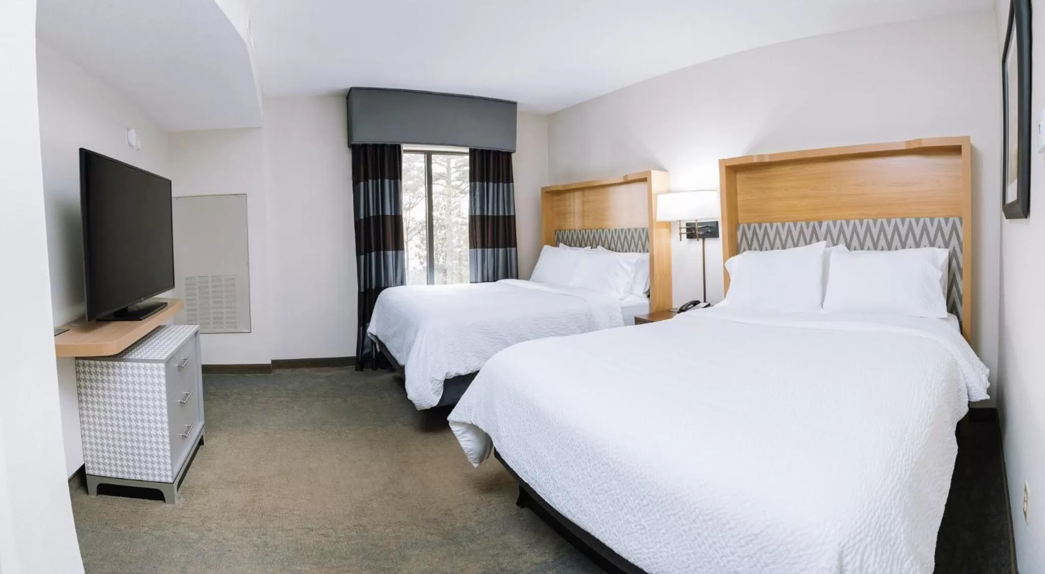 Photo of the whole room, Bed in Holiday Inn Hotel & Suites Stockbridge-Atlanta I-75 by IHG