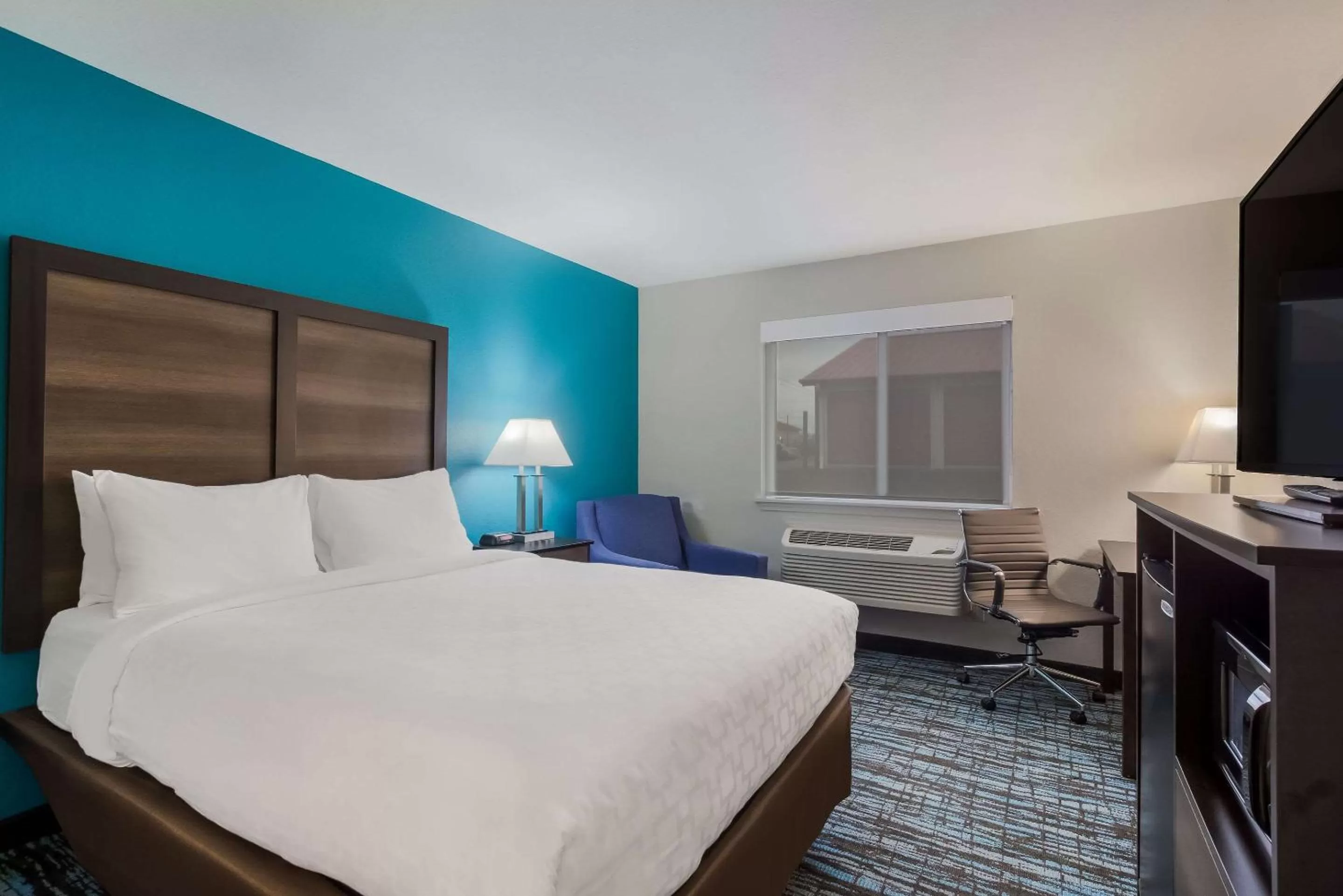 Bedroom, Bed in Clarion Pointe Harrodsburg-Danville