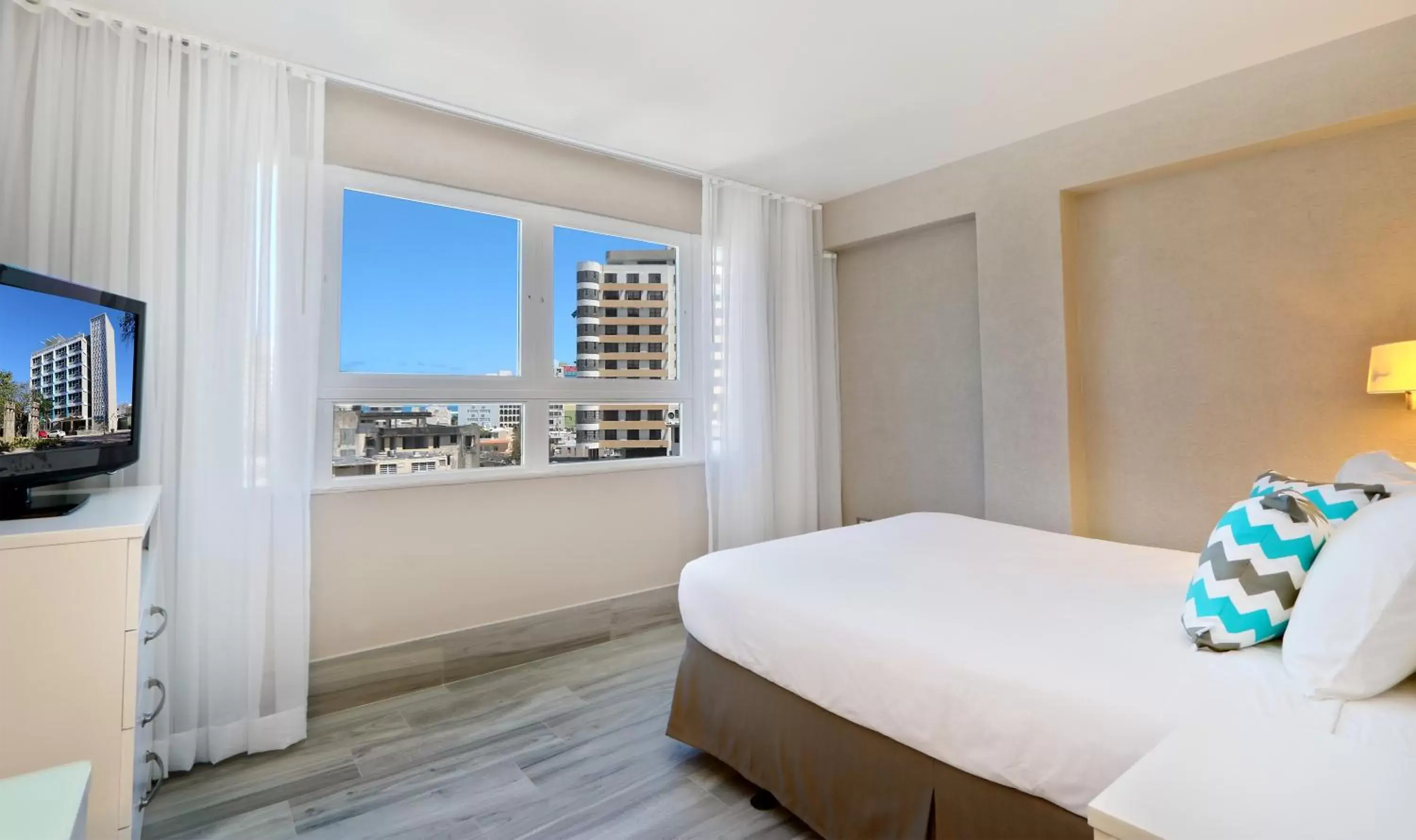 Comfort King in The Wave Hotel Condado Comfort King in The Wave Hotel Condado