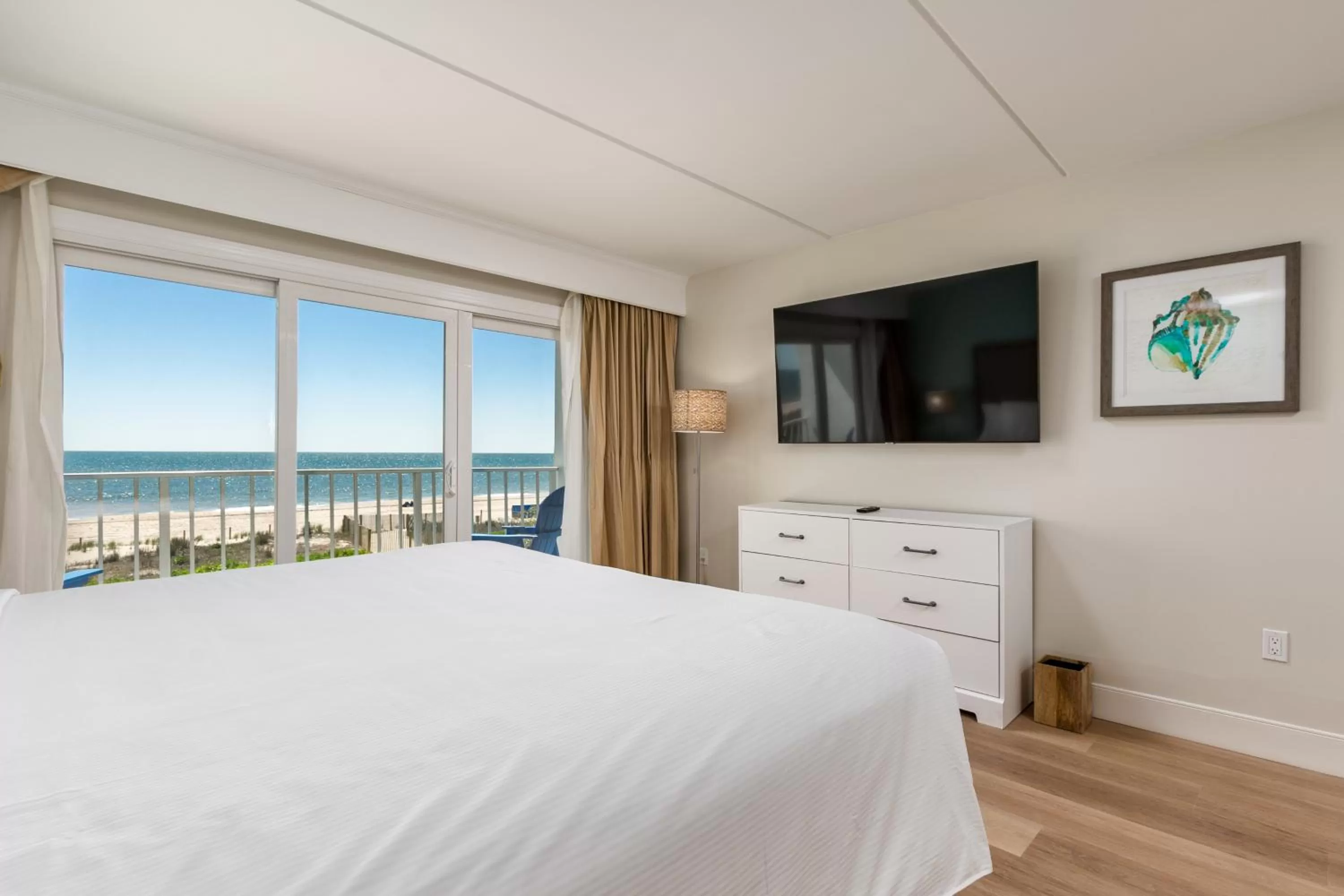 Balcony/Terrace, Bed in Princess Royale Oceanfront Resort